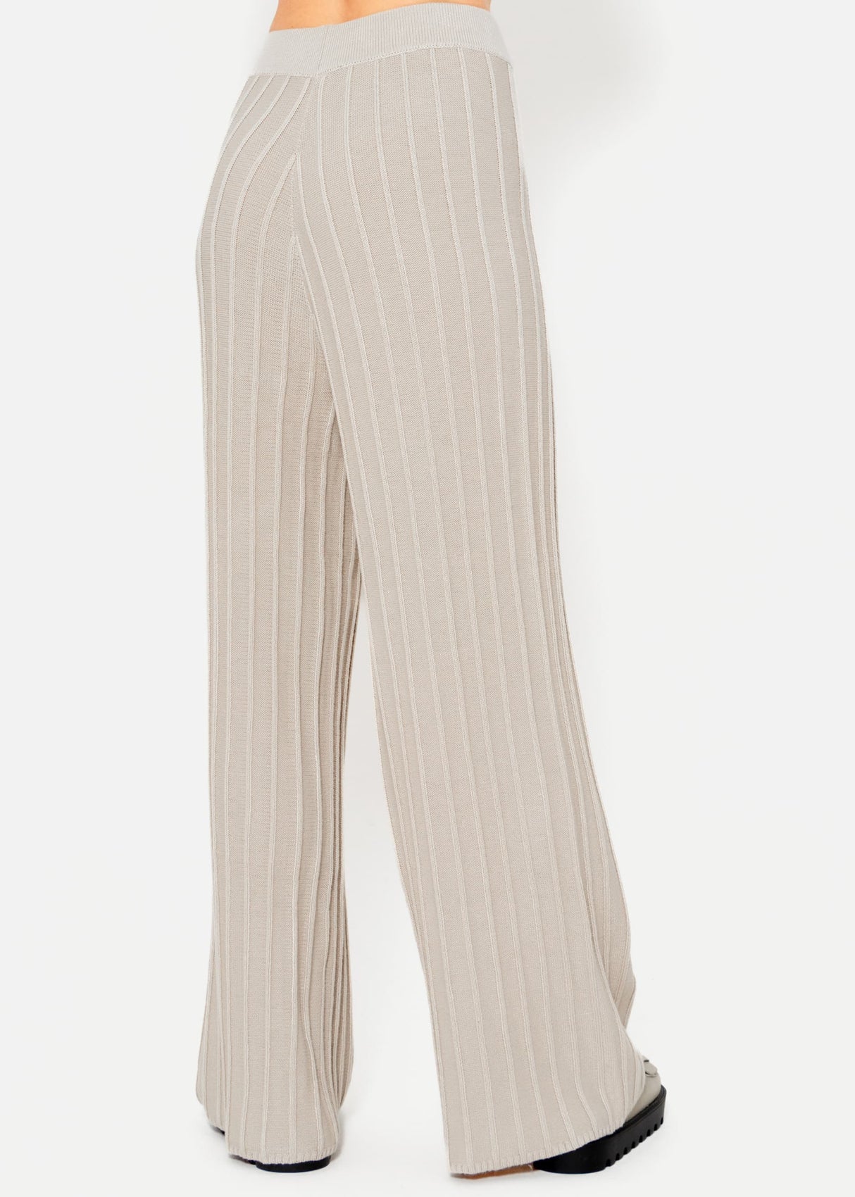 Flowing knitted trousers with ribbed structure - beige