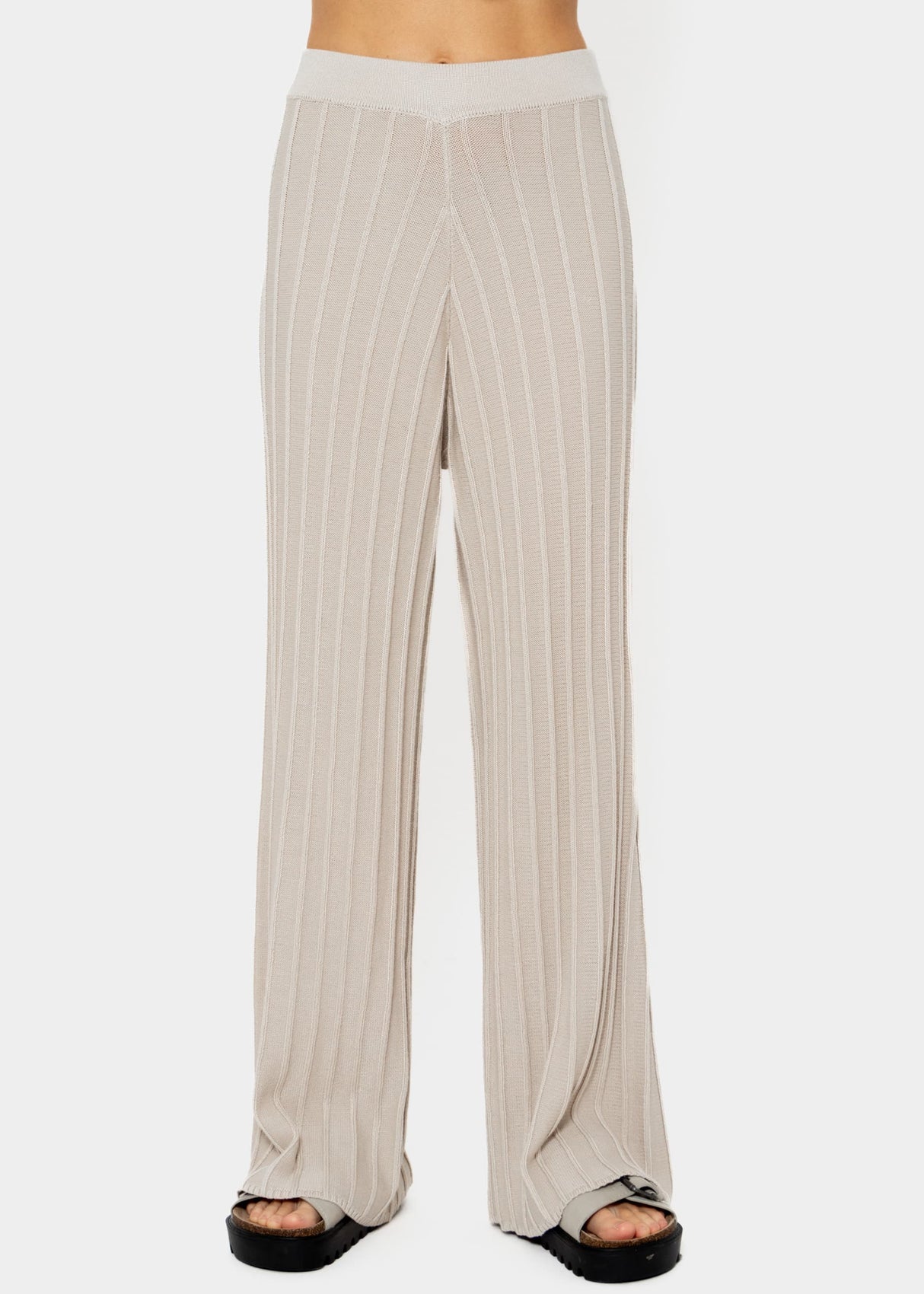 Flowing knitted trousers with ribbed structure - beige