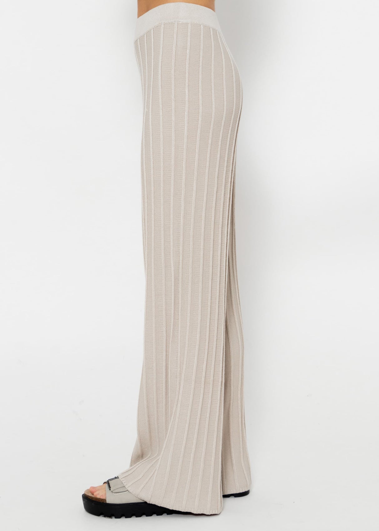 Flowing knitted trousers with ribbed structure - beige