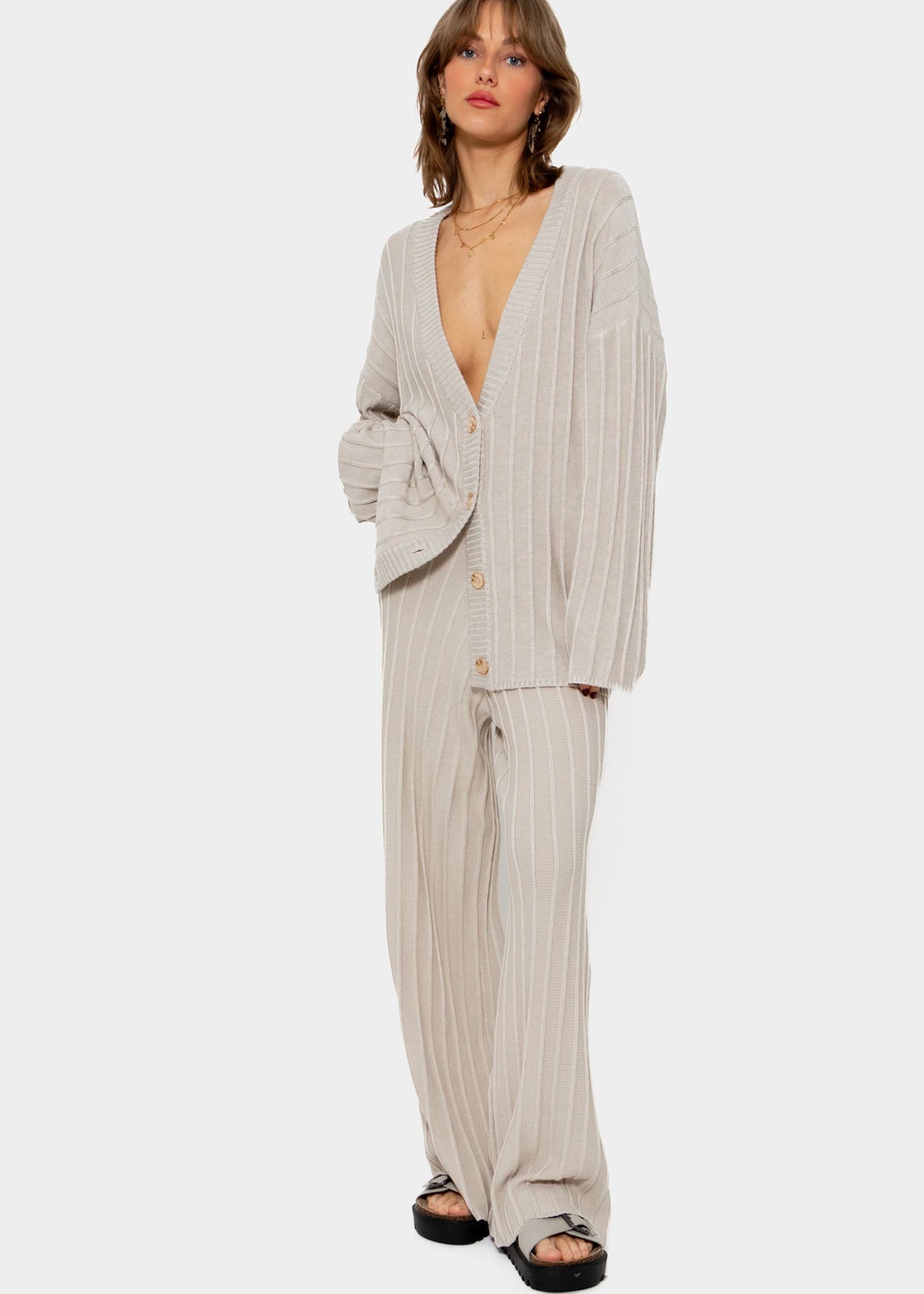 Flowing knitted trousers with ribbed structure - beige