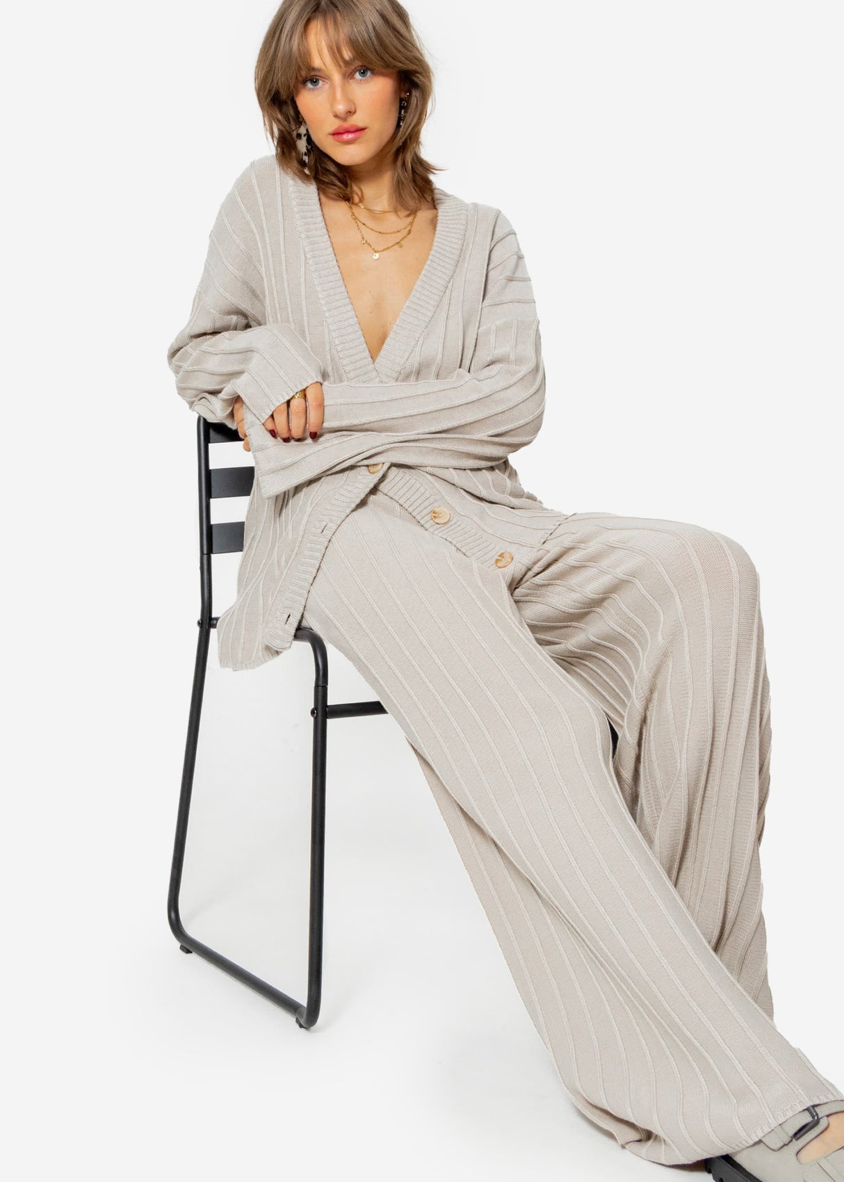 Flowing knitted trousers with ribbed structure - beige