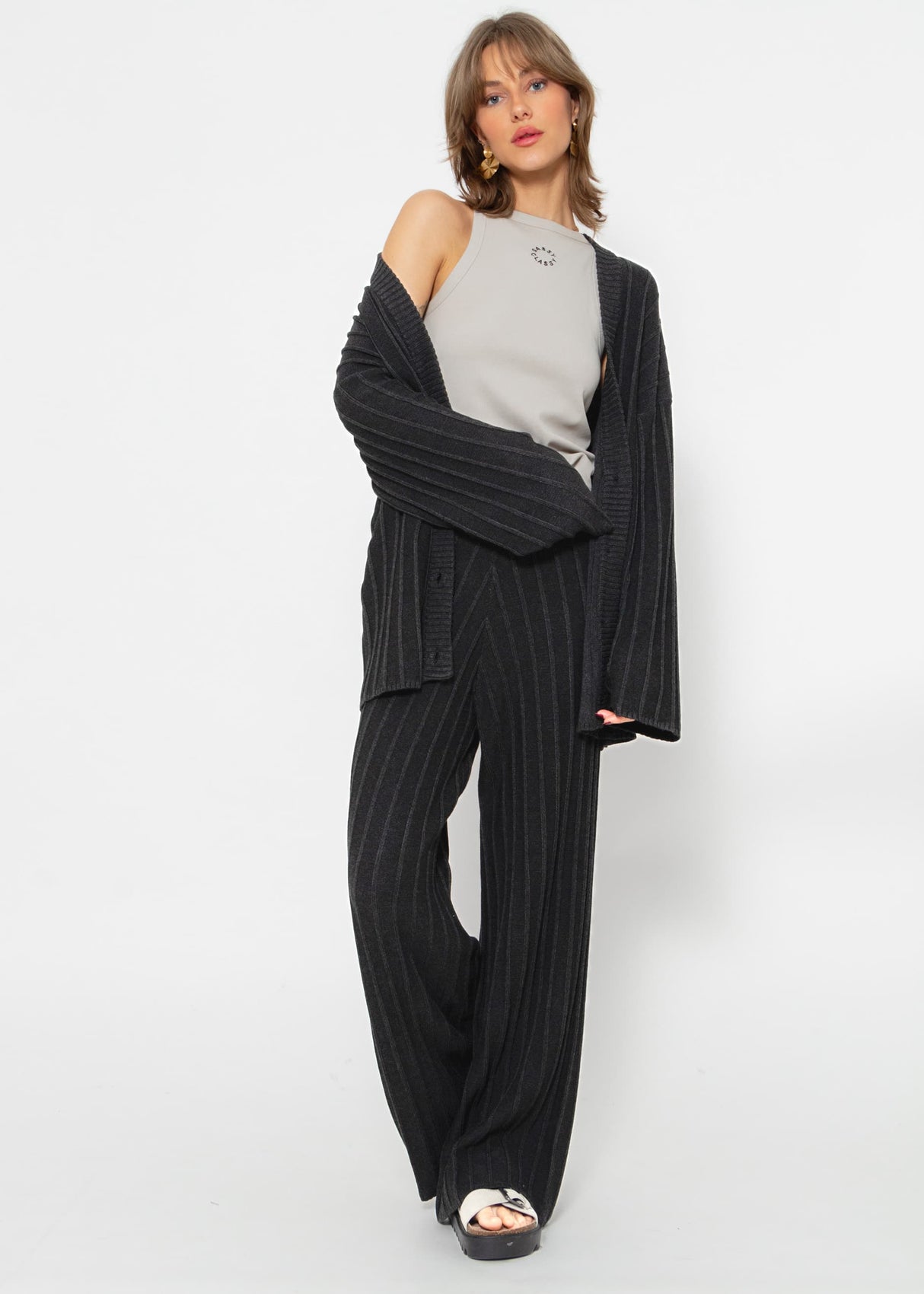 Flowing knitted trousers with ribbed structure - dark grey