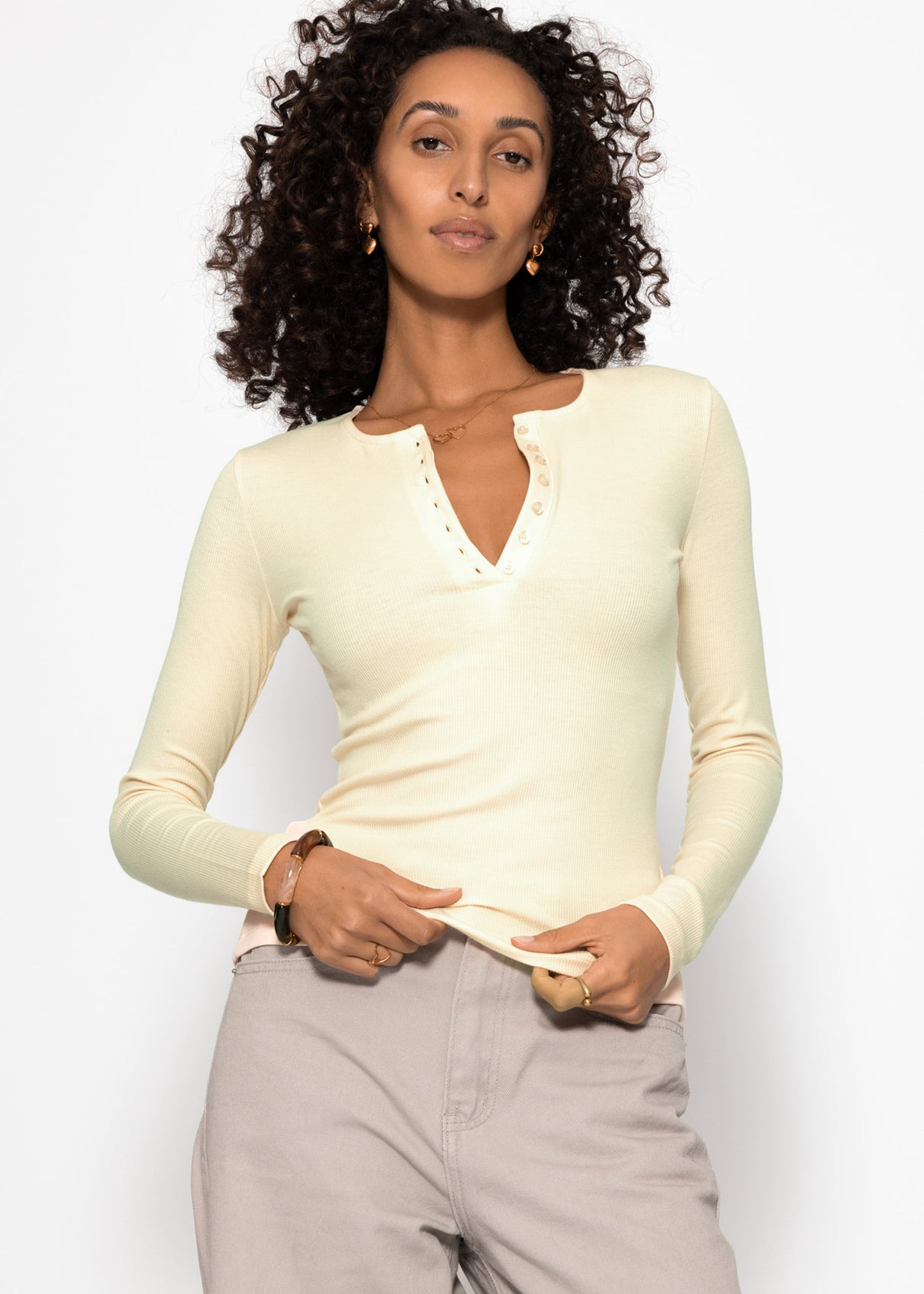 Ribbed T -shirt with button placket - beige