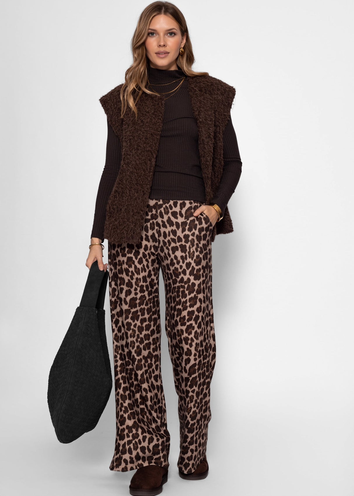 Geripptes Langarmshirt mit Stehkragen - braun