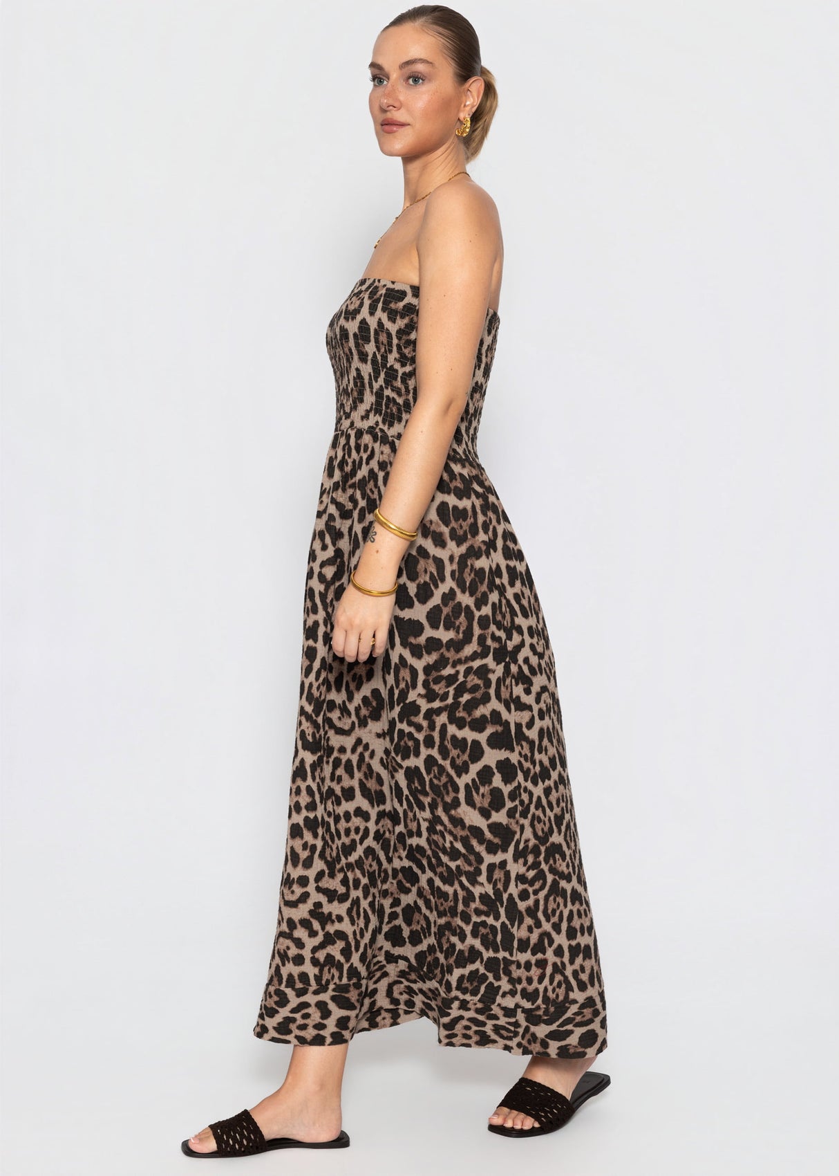 Gesmoktes Musselin Bandeau-Kleid mit Leo-Print - braun