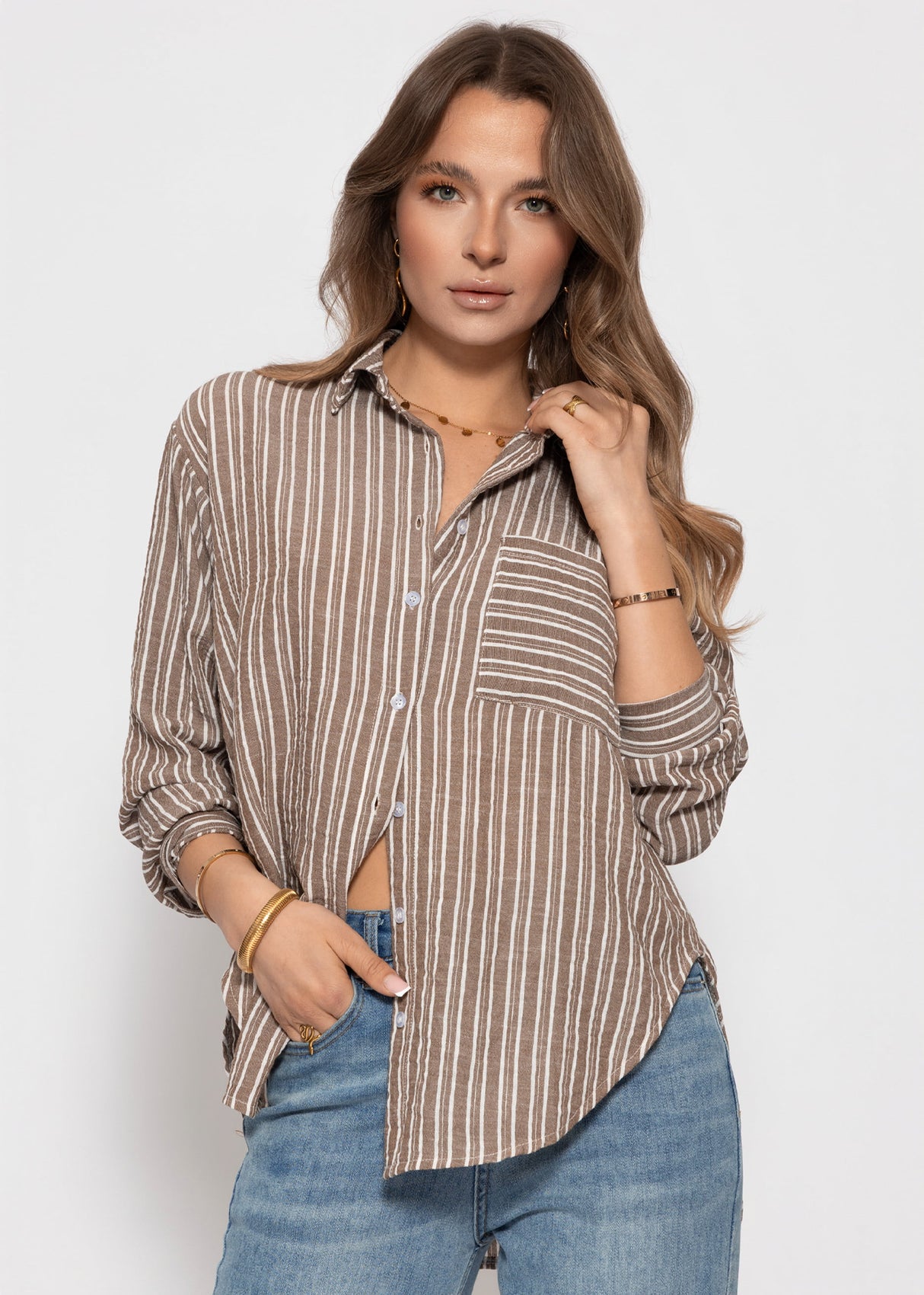 Gestreifte Hemdbluse mit Brusttasche - braun
