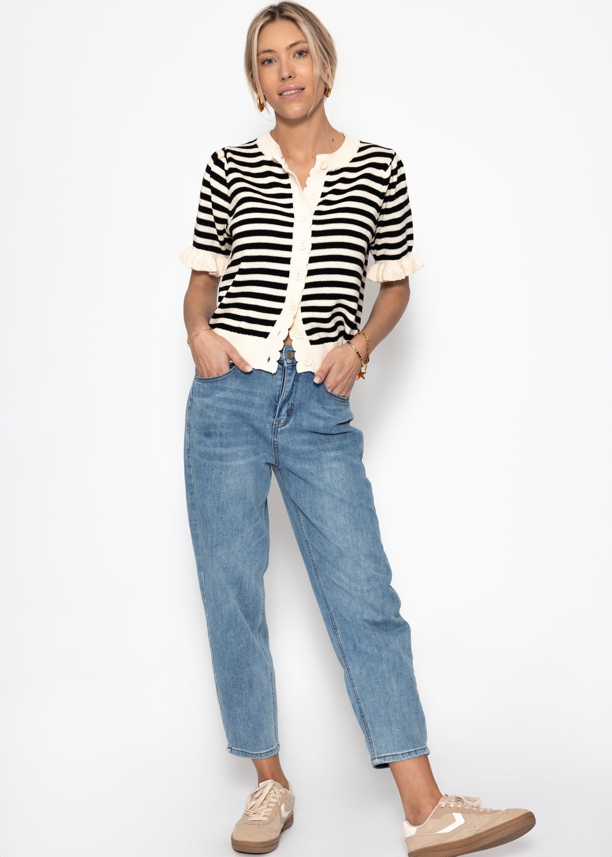 Gestreifte Kurzarm-Strickjacke mit Volants - offwhite-schwarz