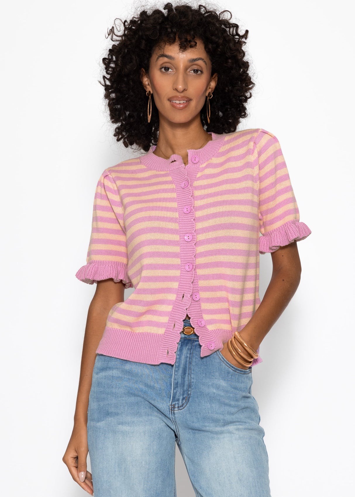 Gestreifte Kurzarm-Strickjacke mit Volants - pink-koralle