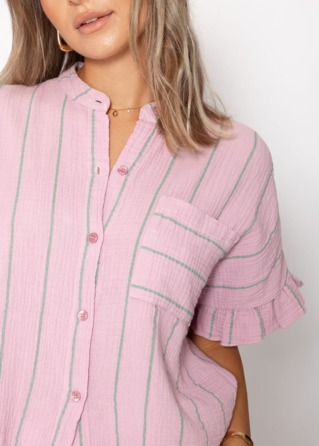 Gestreifte Musselin Bluse mit Volants - rosa