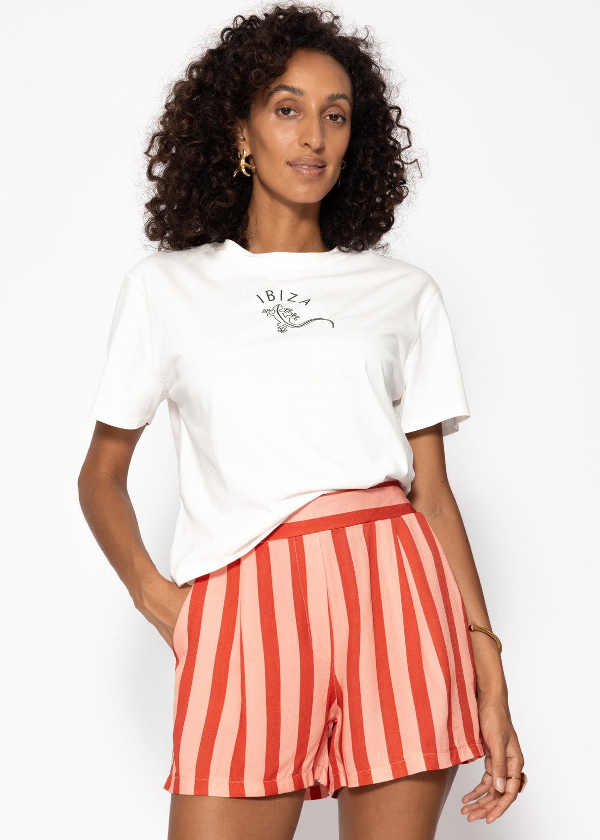 Striped shorts with bundle folds - red