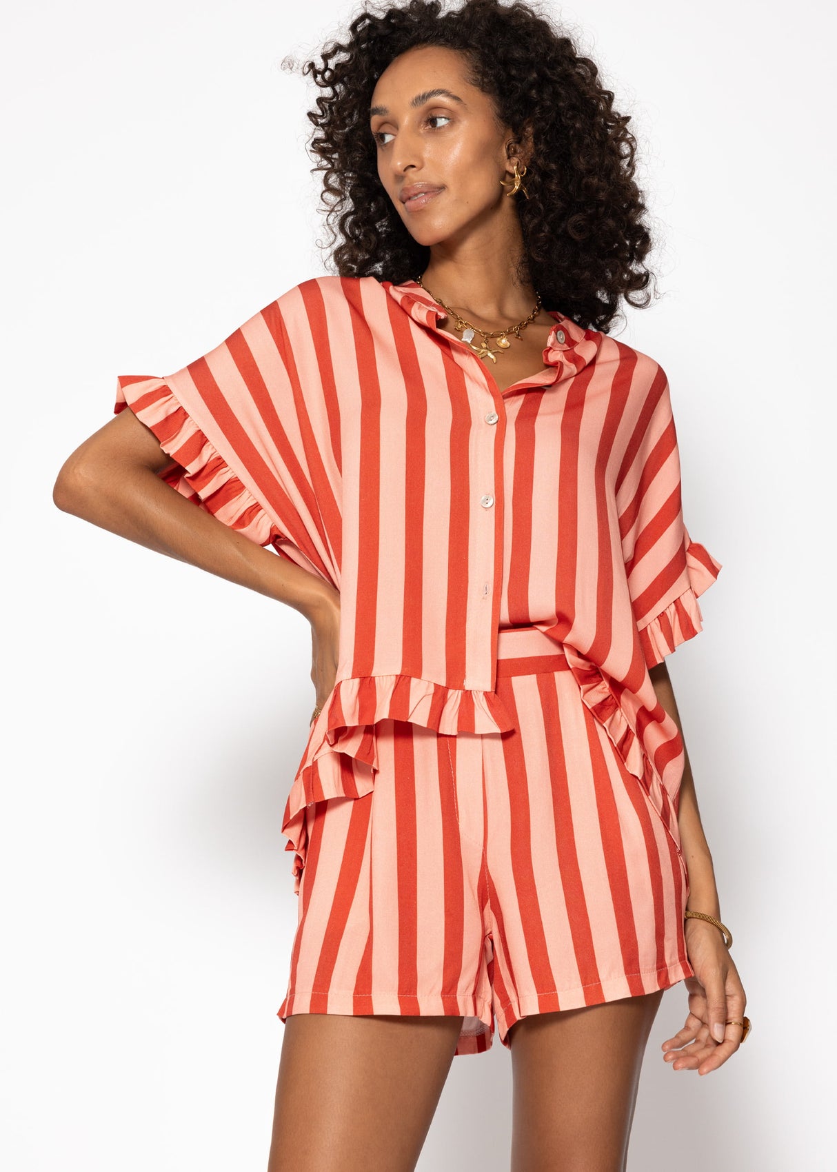 Striped shorts with bundle folds - red