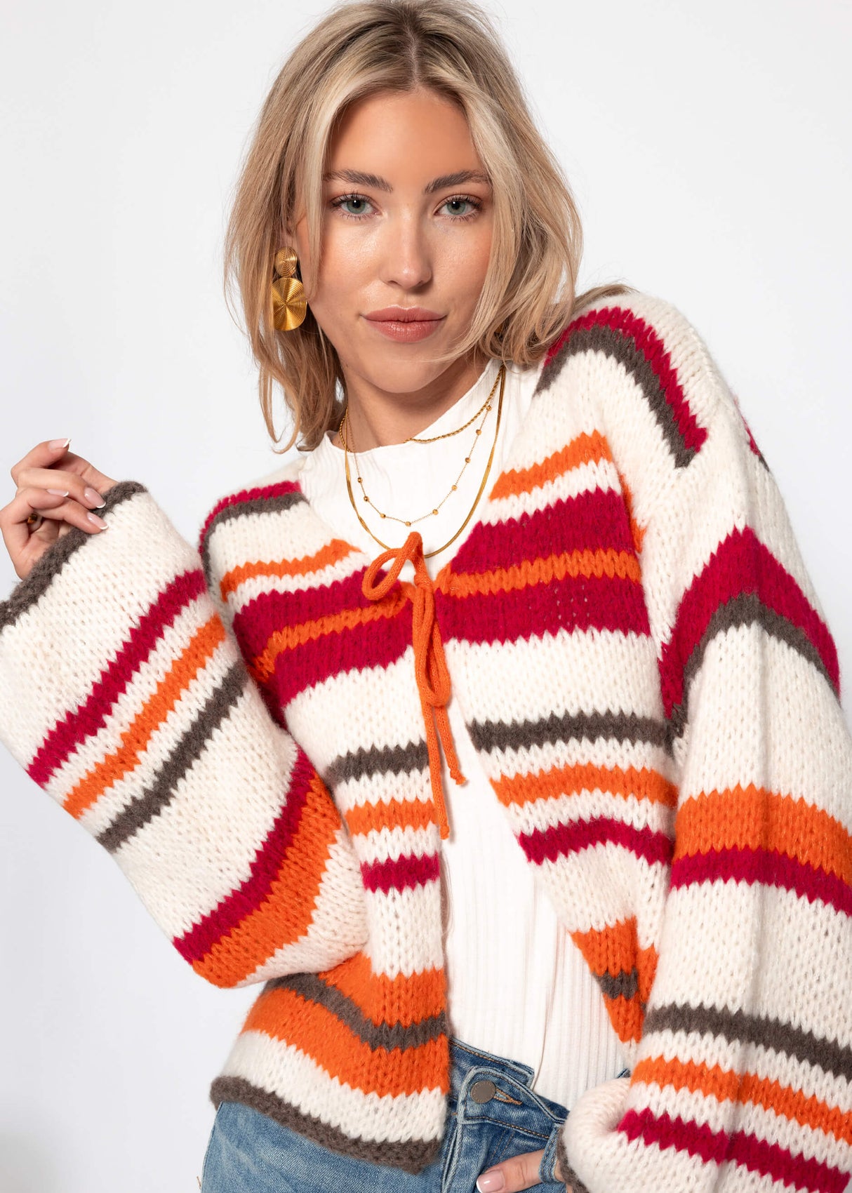 Bunt gestreifte Strickjacke mit Schleifenverschluss - orange-pink