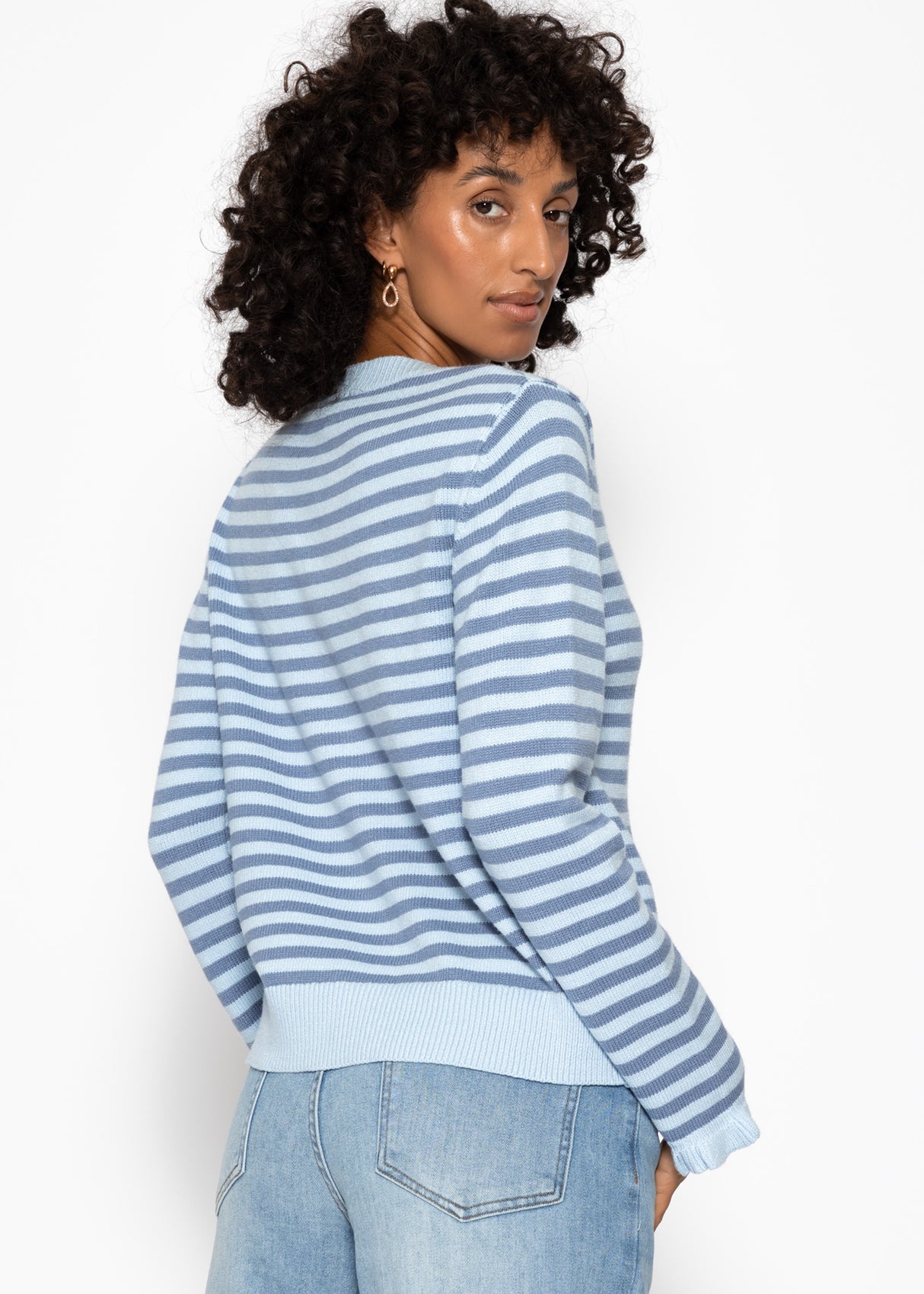 Gestreifte Strickjacke mit Volants - blau