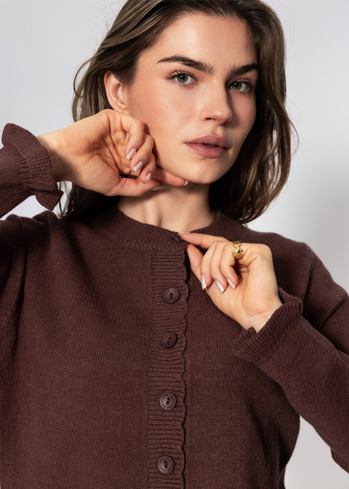 Gestreifte Strickjacke mit Volants - braun