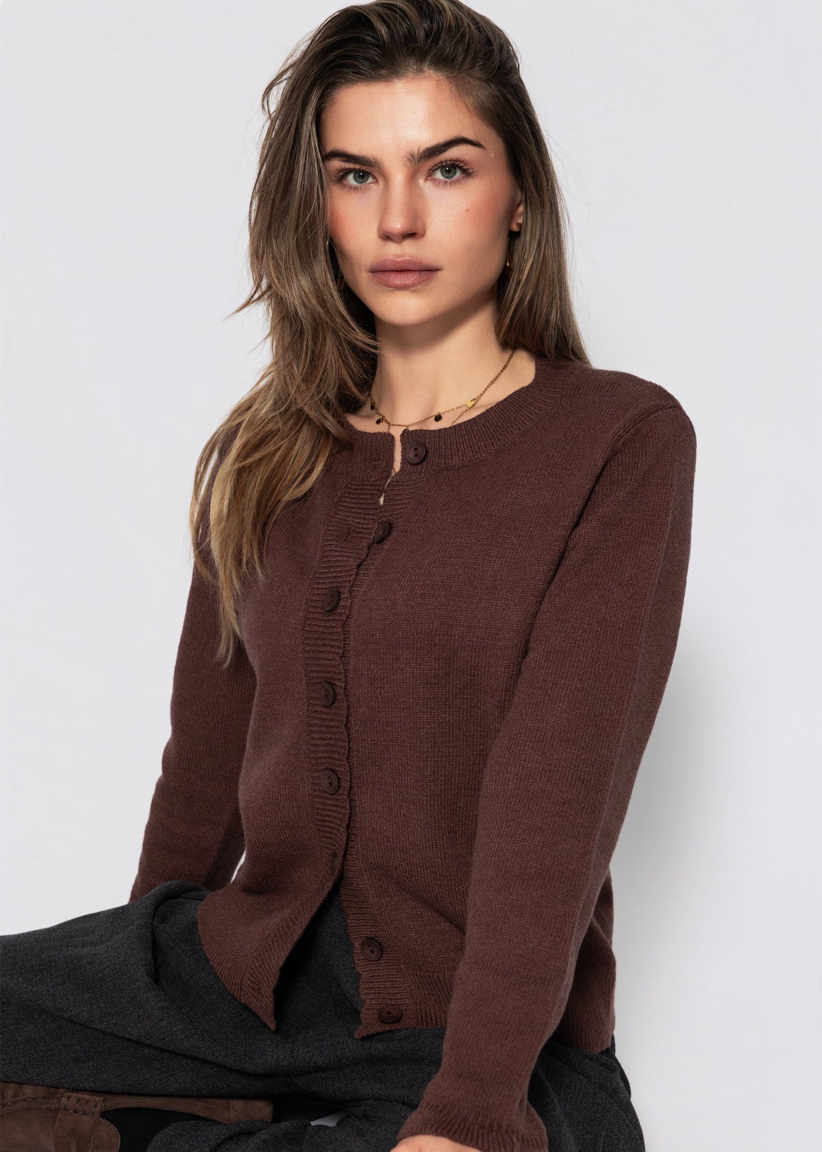 Gestreifte Strickjacke mit Volants - braun