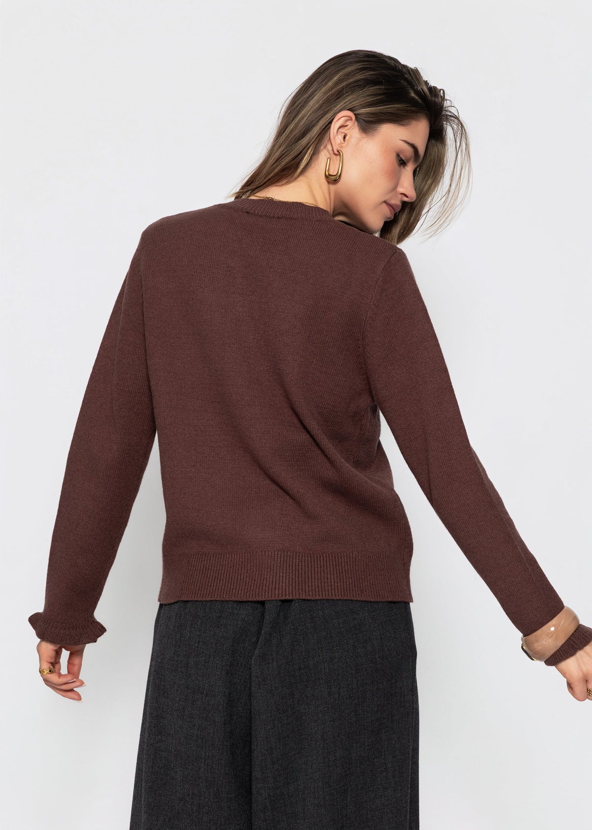 Gestreifte Strickjacke mit Volants - braun
