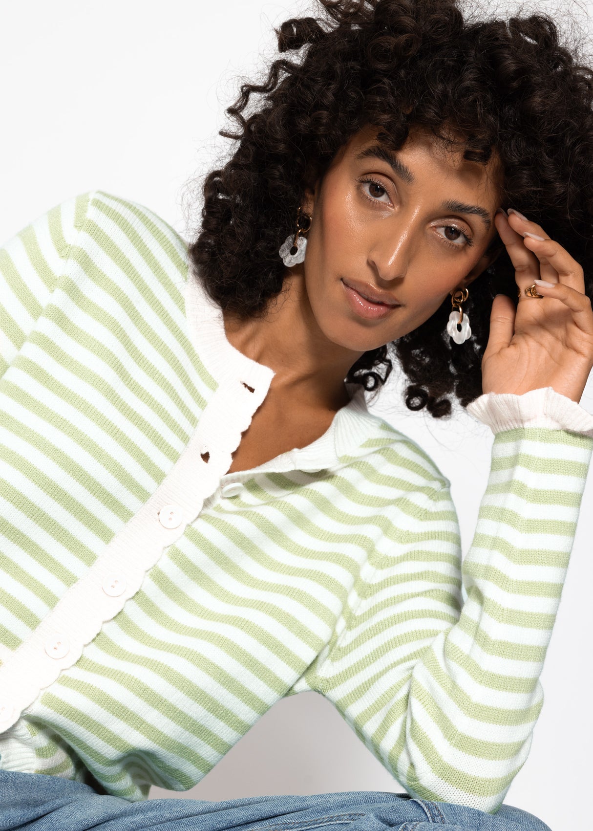 Gestreifte Strickjacke mit Volants - grün