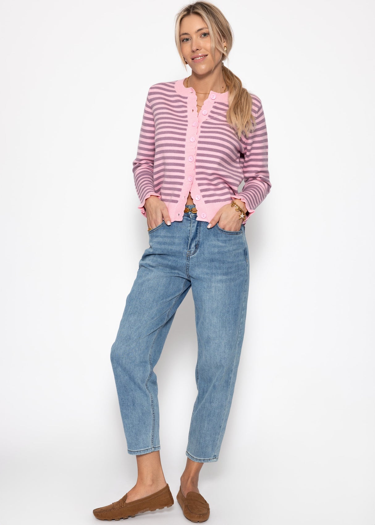 Gestreifte Strickjacke mit Volants - rosa