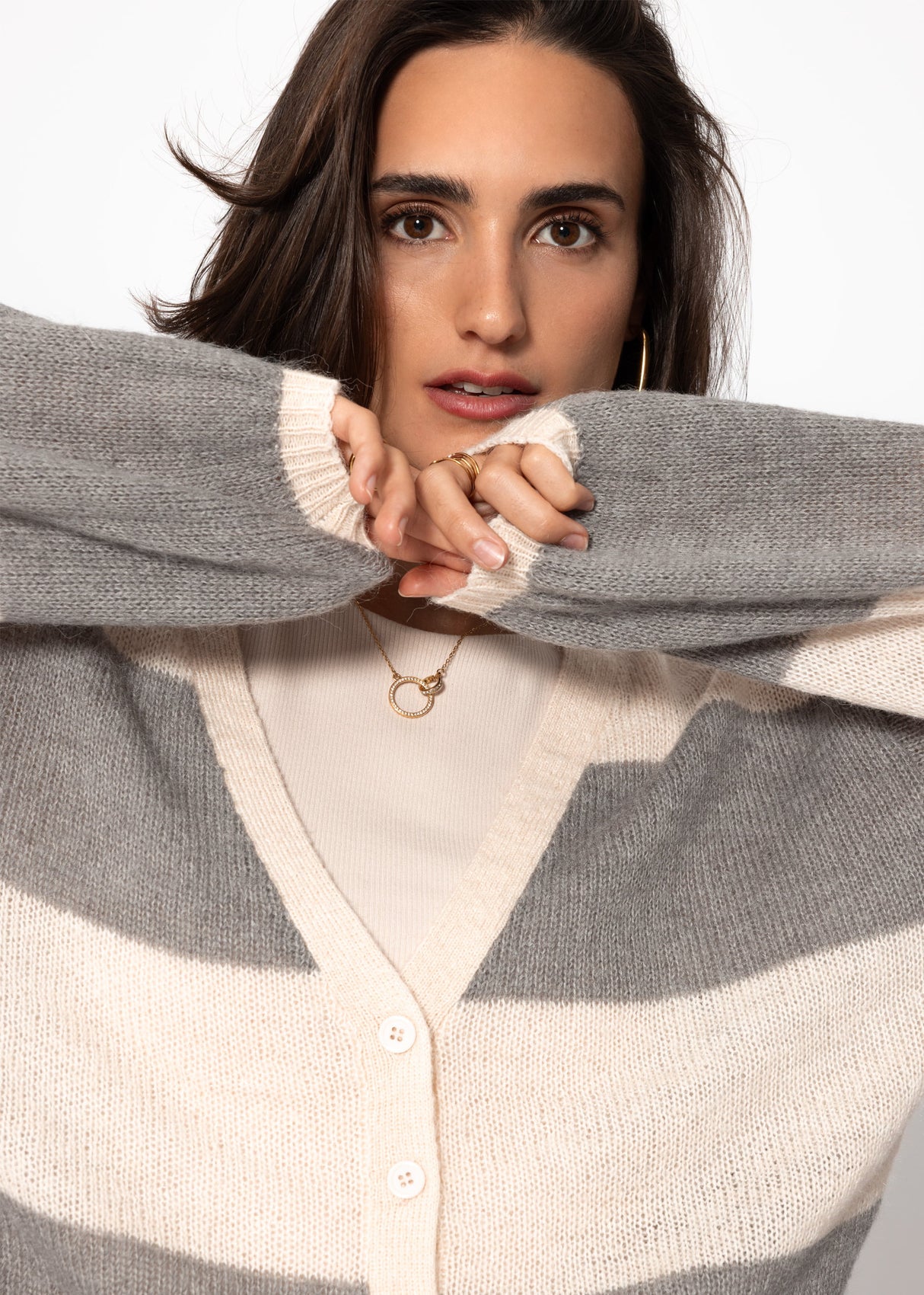 Gestreifter Feinstrick Cardigan mit V-Ausschnitt - grau-hellbeige