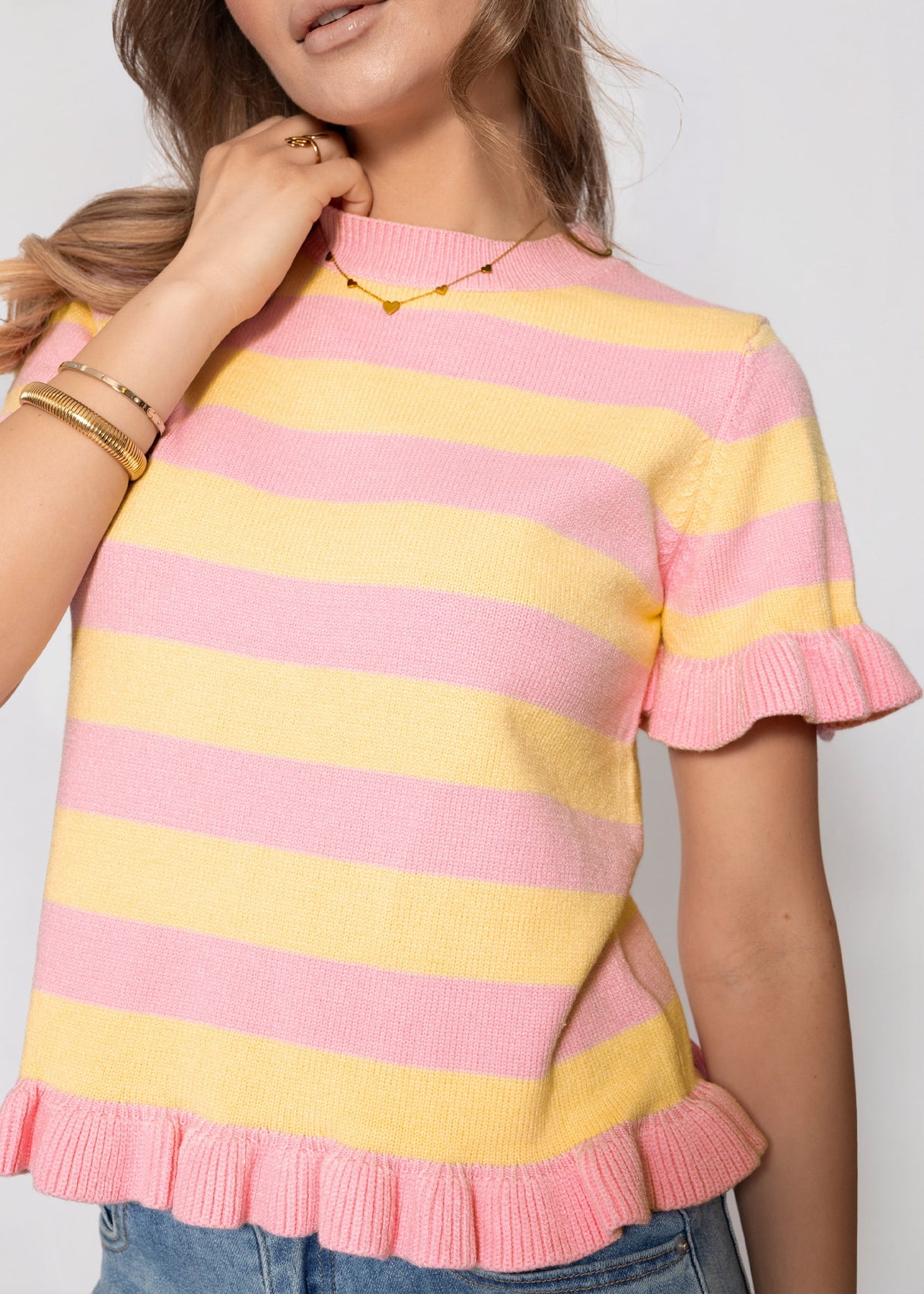 Gestreifter Kurzarm-Shirt mit Volants - rosa-buttergelb