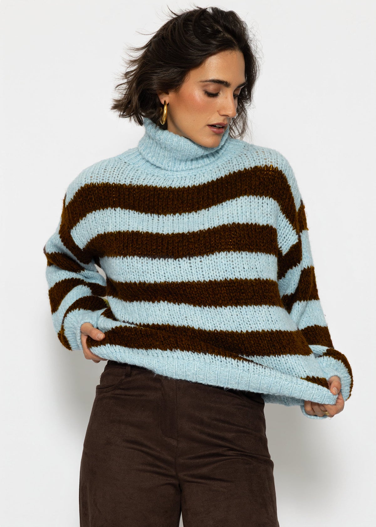 Gestreifter oversize Rollkragenpullover - hellblau-braun