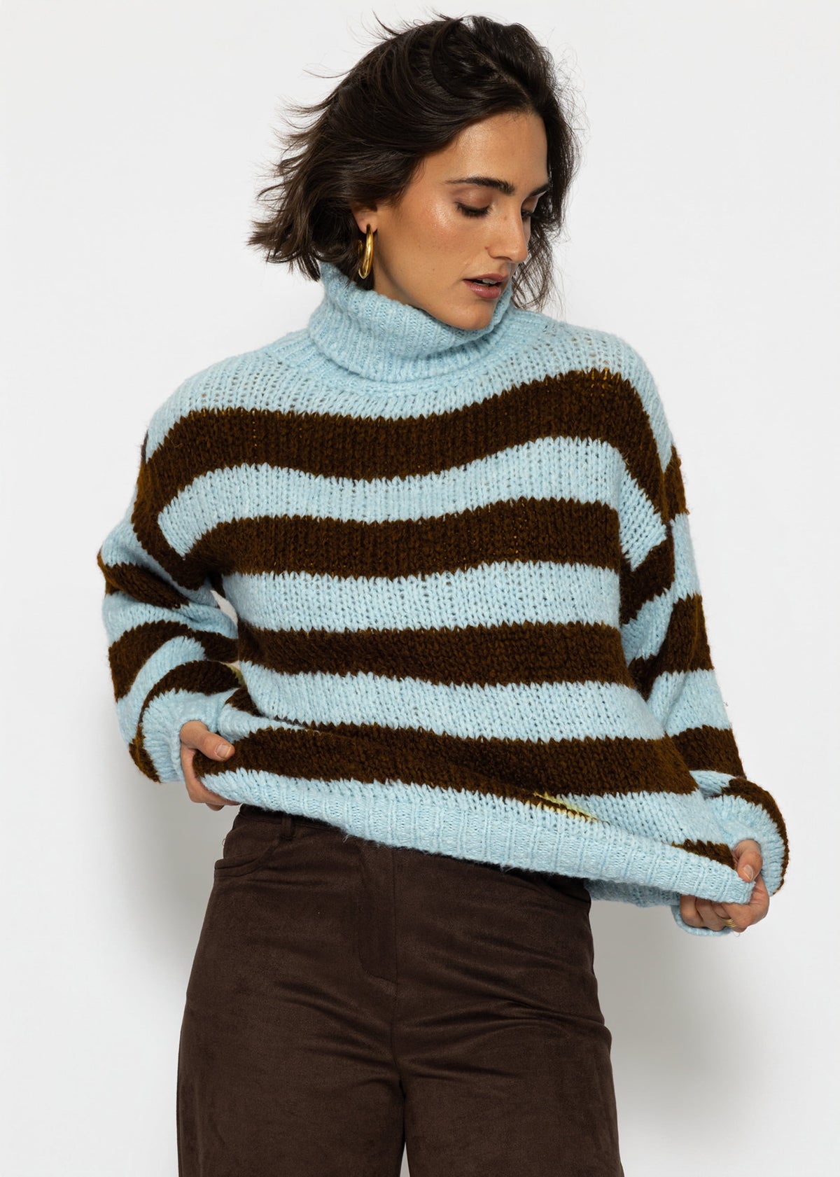Gestreifter oversize Rollkragenpullover - hellblau-braun