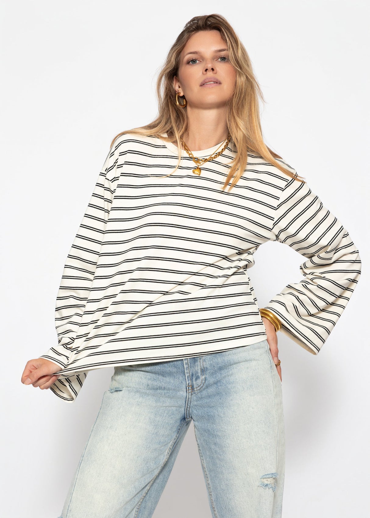 Gestreiftes Langarmshirt mit weiten Ärmeln - offwhite