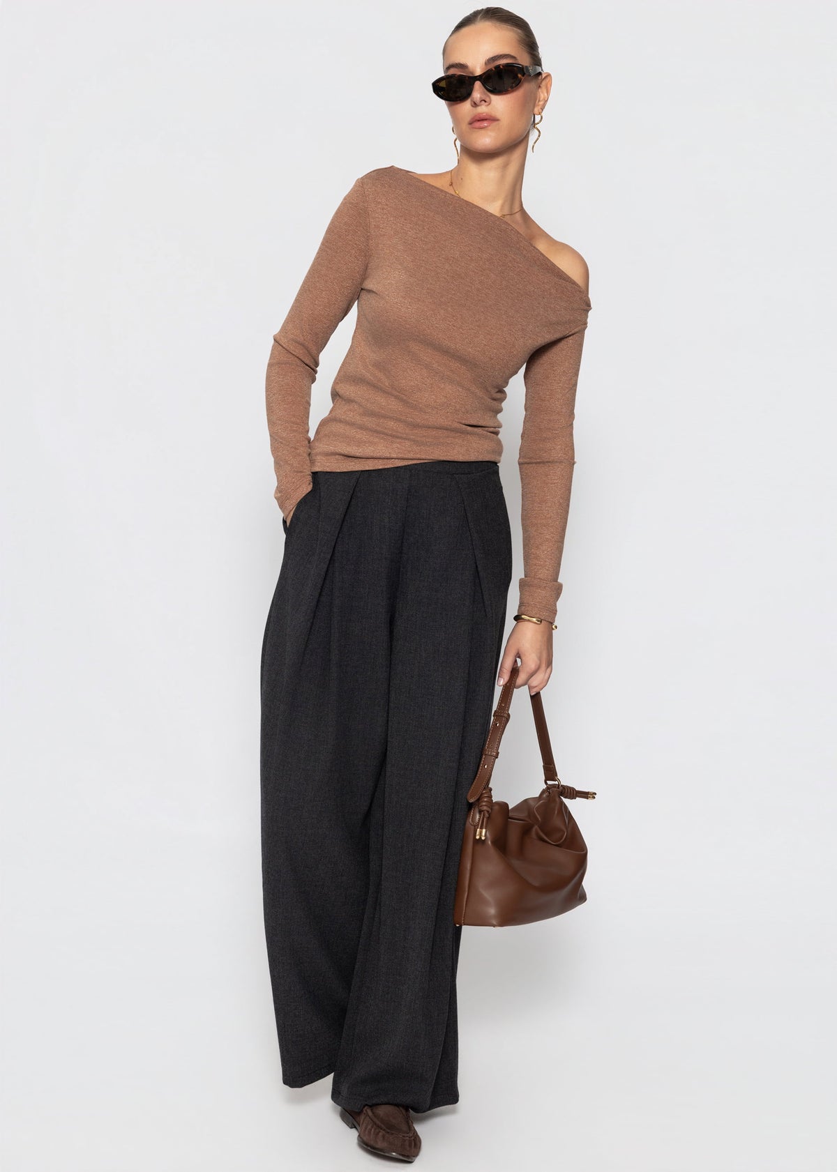 Glitzershirt mit asymmetrischem Ausschnitt - braun