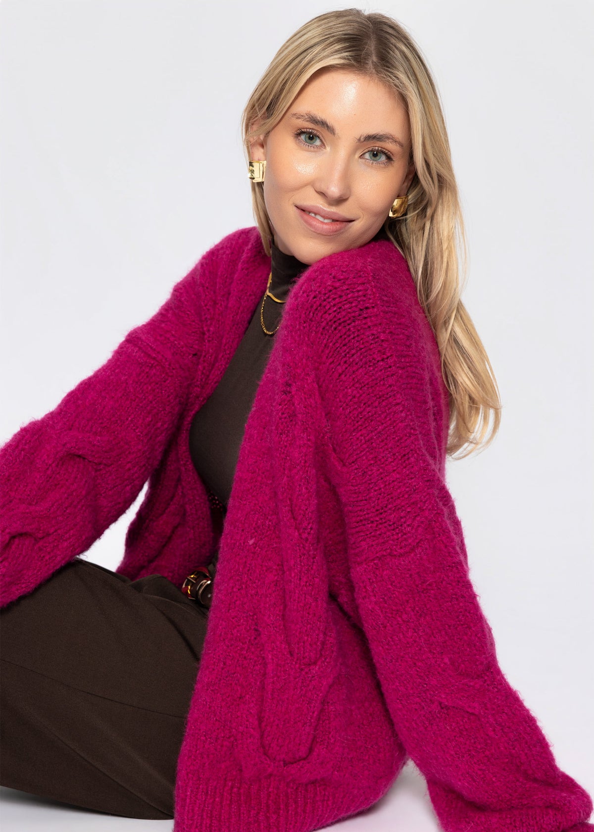Grob gestrickter Cardigan mit Zopfmuster - beere