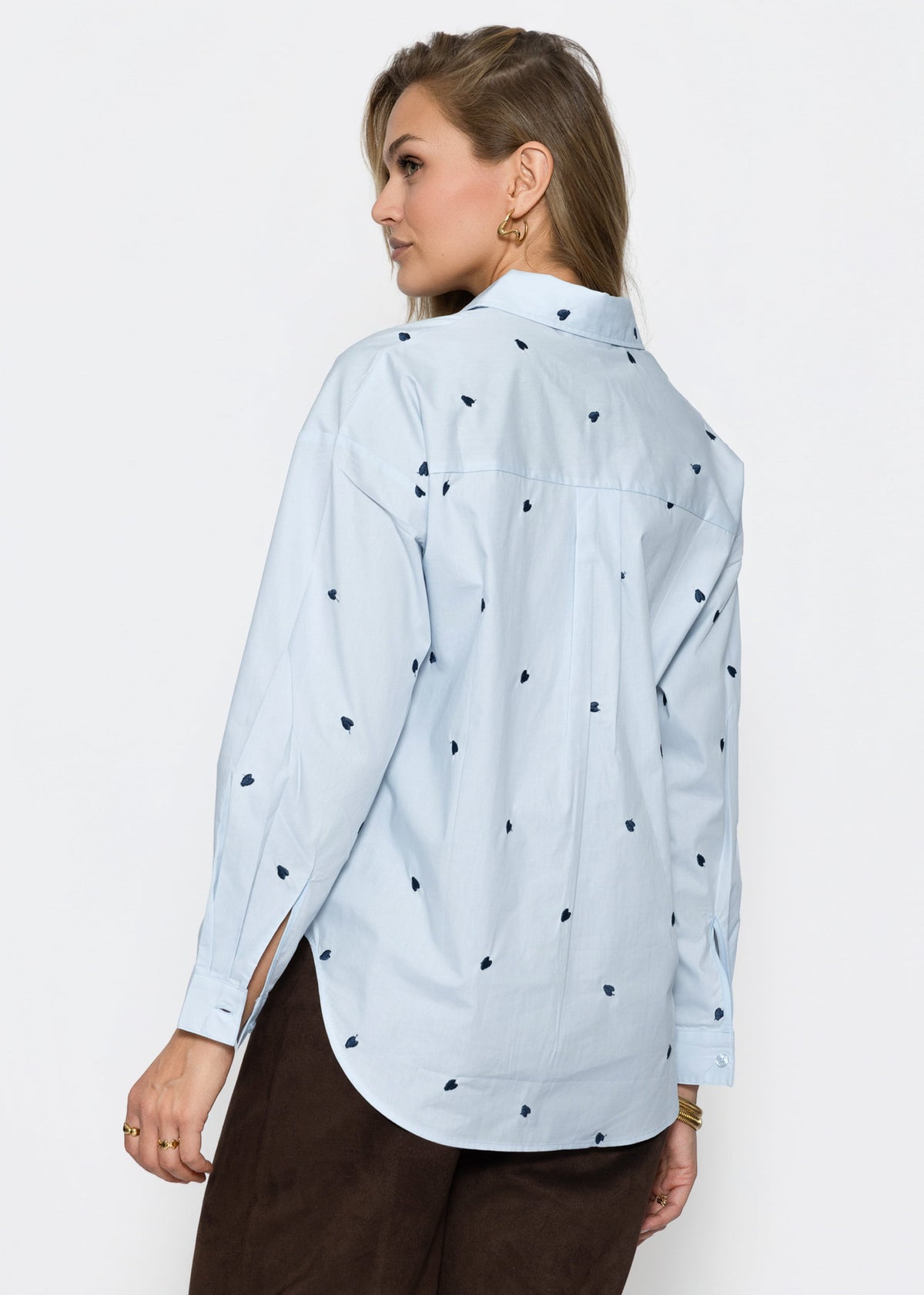 Hemdbluse mit blauer Herzstickerei - hellblau