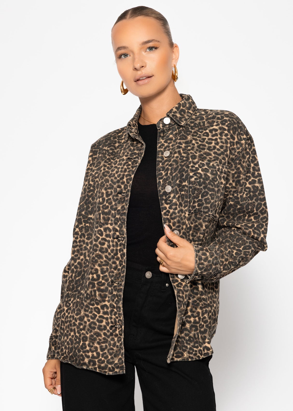 Shirt jacket made of jeans with Leo print - beige