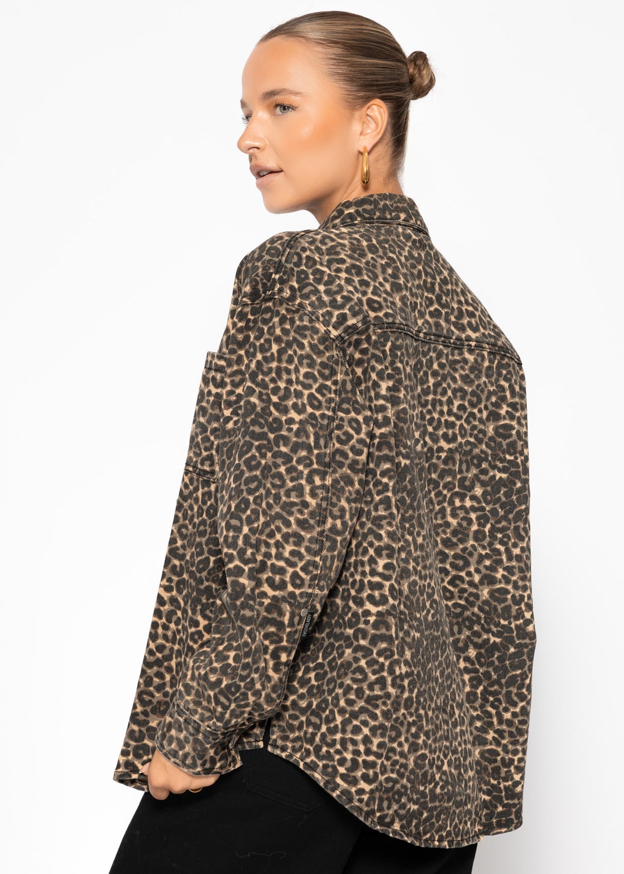 Shirt jacket made of jeans with Leo print - beige