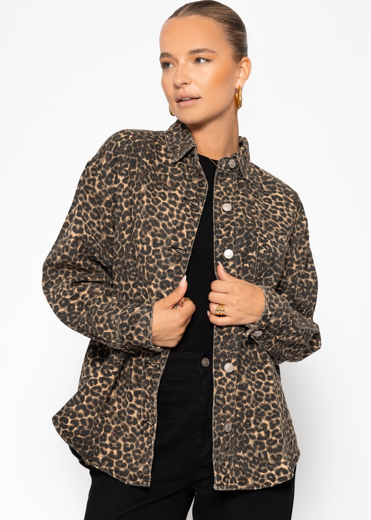 Shirt jacket made of jeans with Leo print - beige