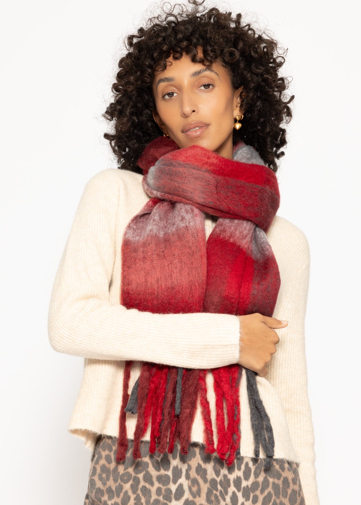 Checkered fluffy scarf with fringe - red