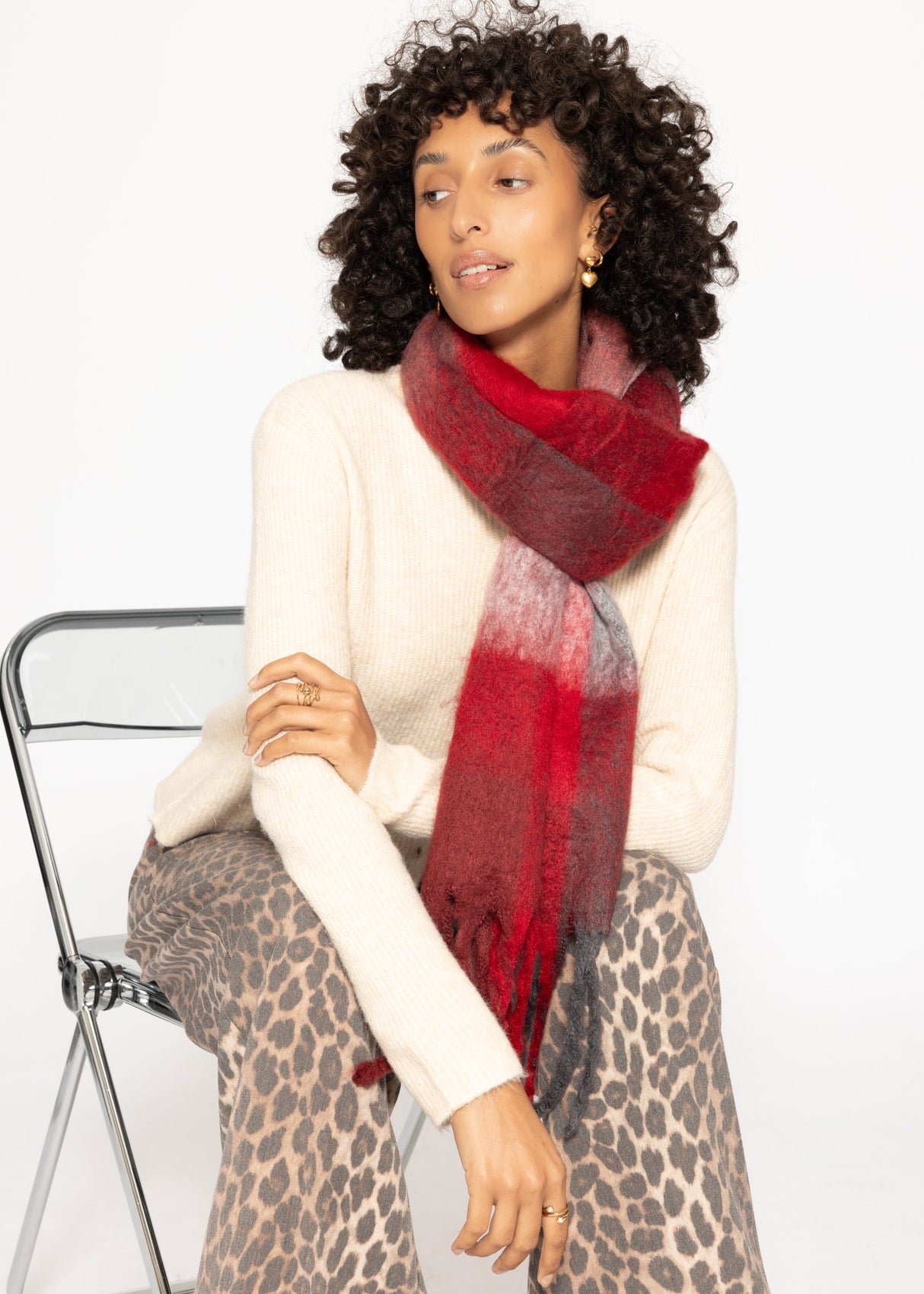 Checkered fluffy scarf with fringe - red