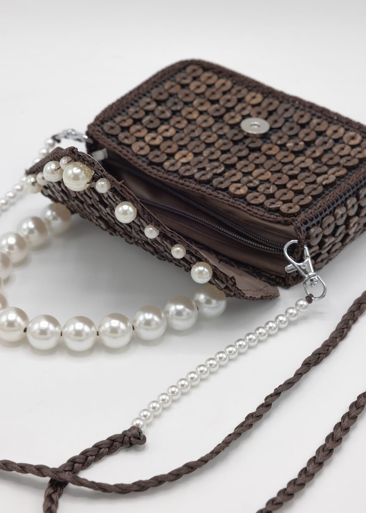 Kleine Tasche mit weißem Perlen-Henkel - dunkelbraun