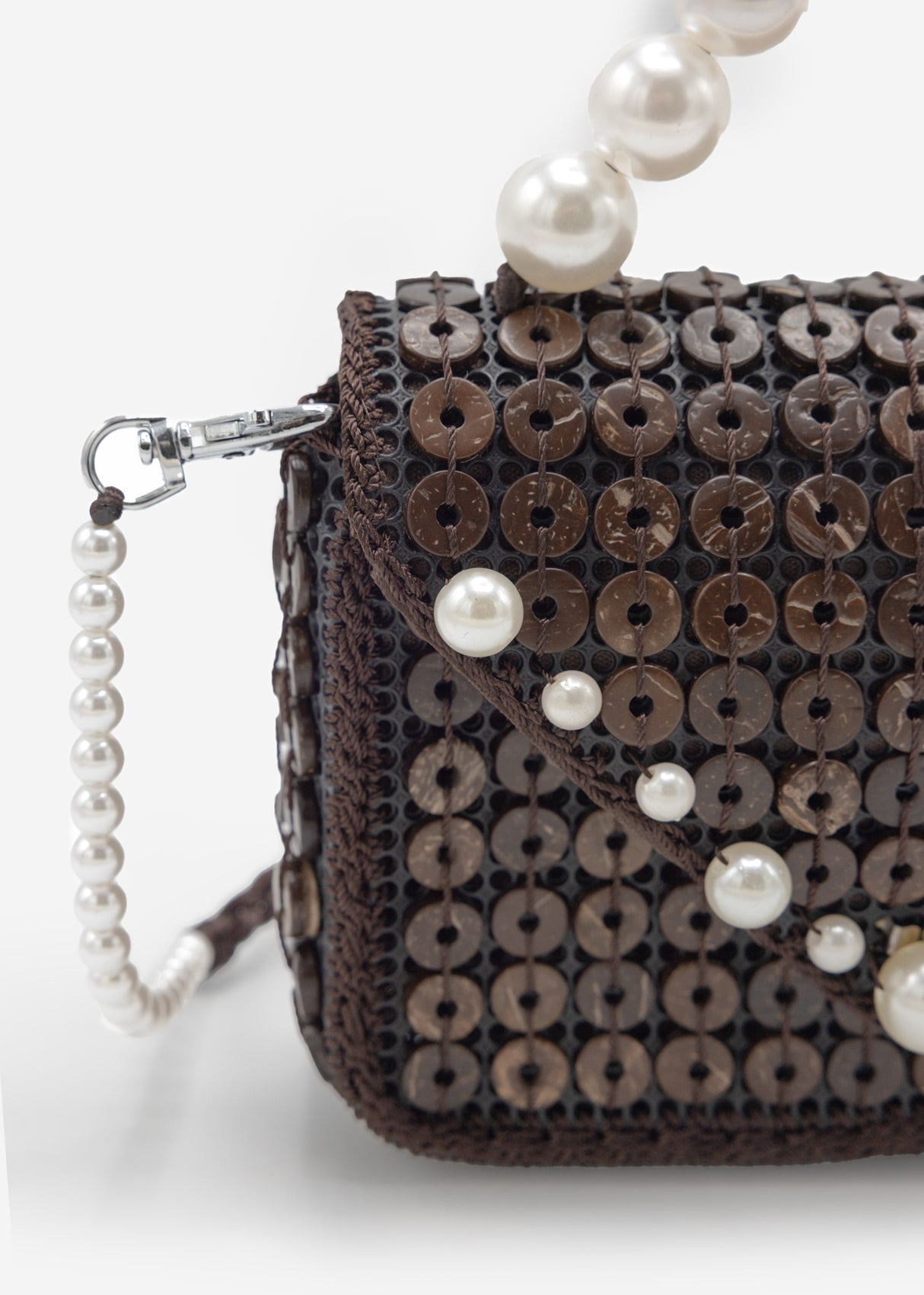 Kleine Tasche mit weißem Perlen-Henkel - dunkelbraun