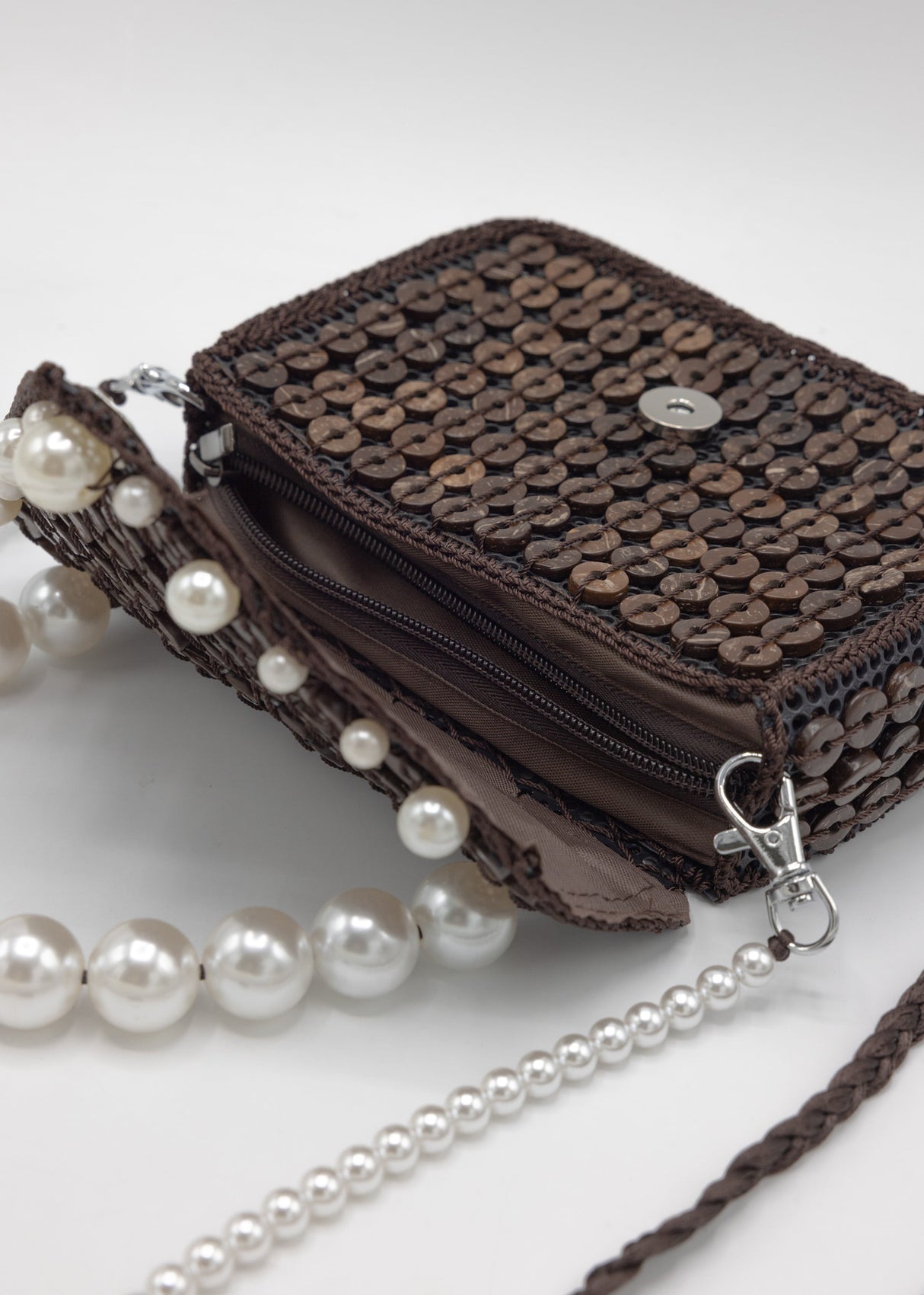 Kleine Tasche mit weißem Perlen-Henkel - dunkelbraun