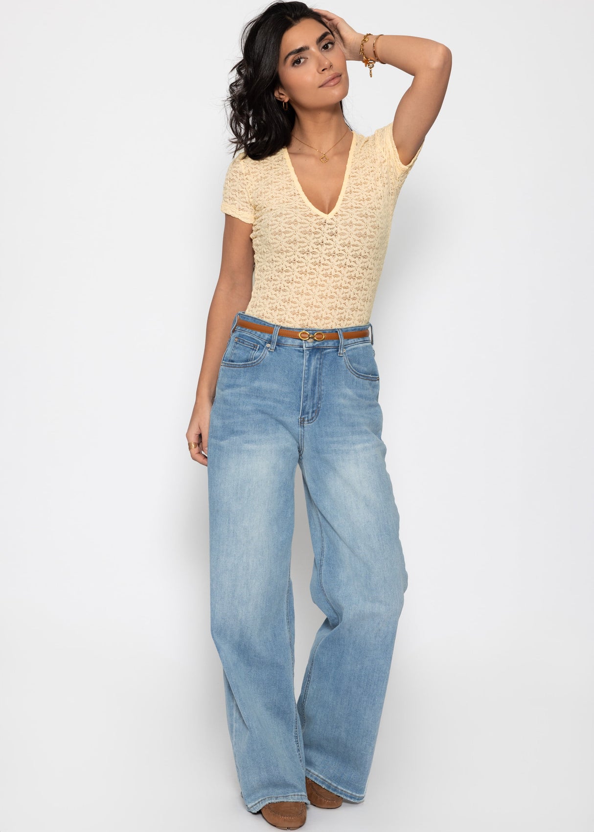 Short-sleeved bodysuit in floral lace - butter yellow