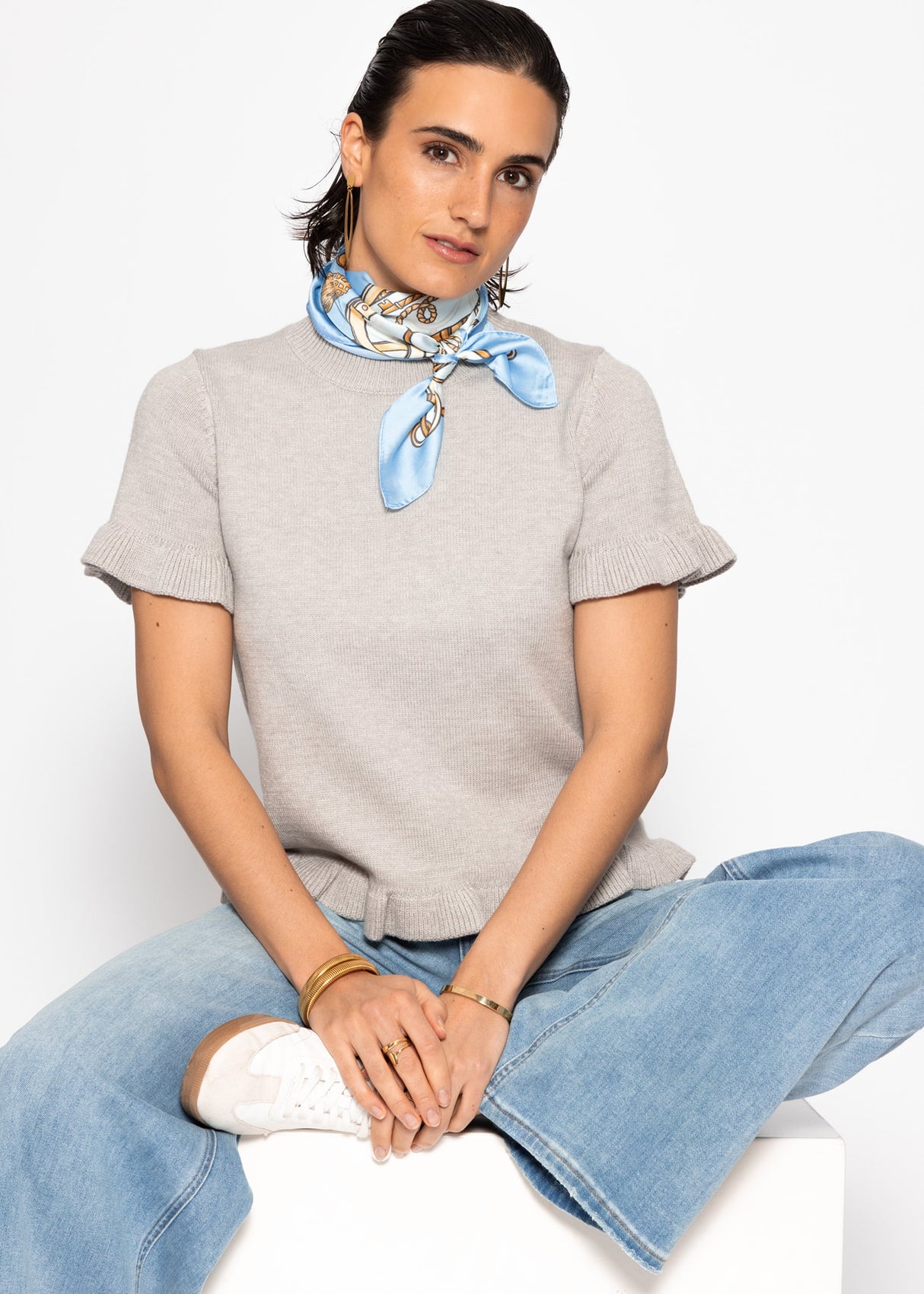 Short-sleeved sweater with ruffles - taupe