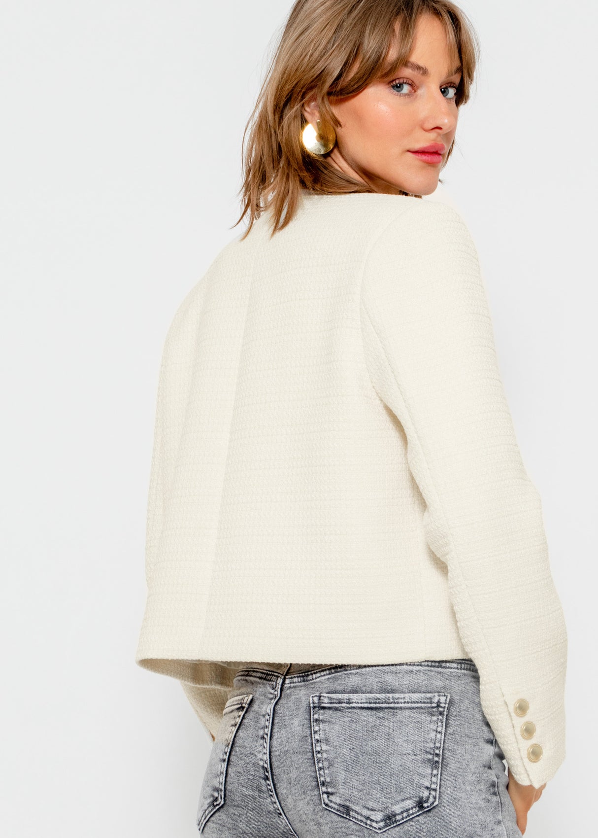 Kurze Jacke mit goldfarbenen Knöpfen - offwhite