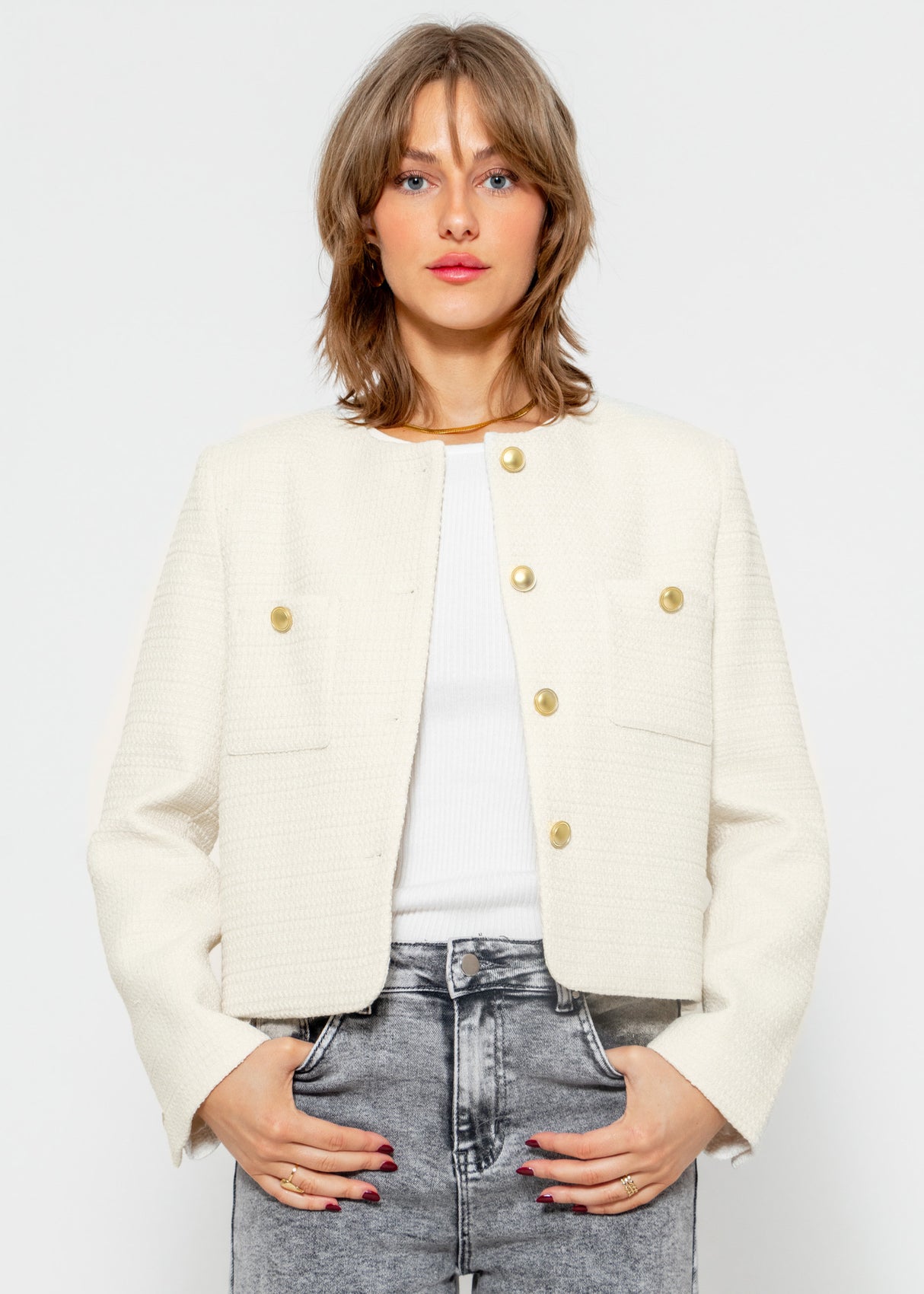 Kurze Jacke mit goldfarbenen Knöpfen - offwhite