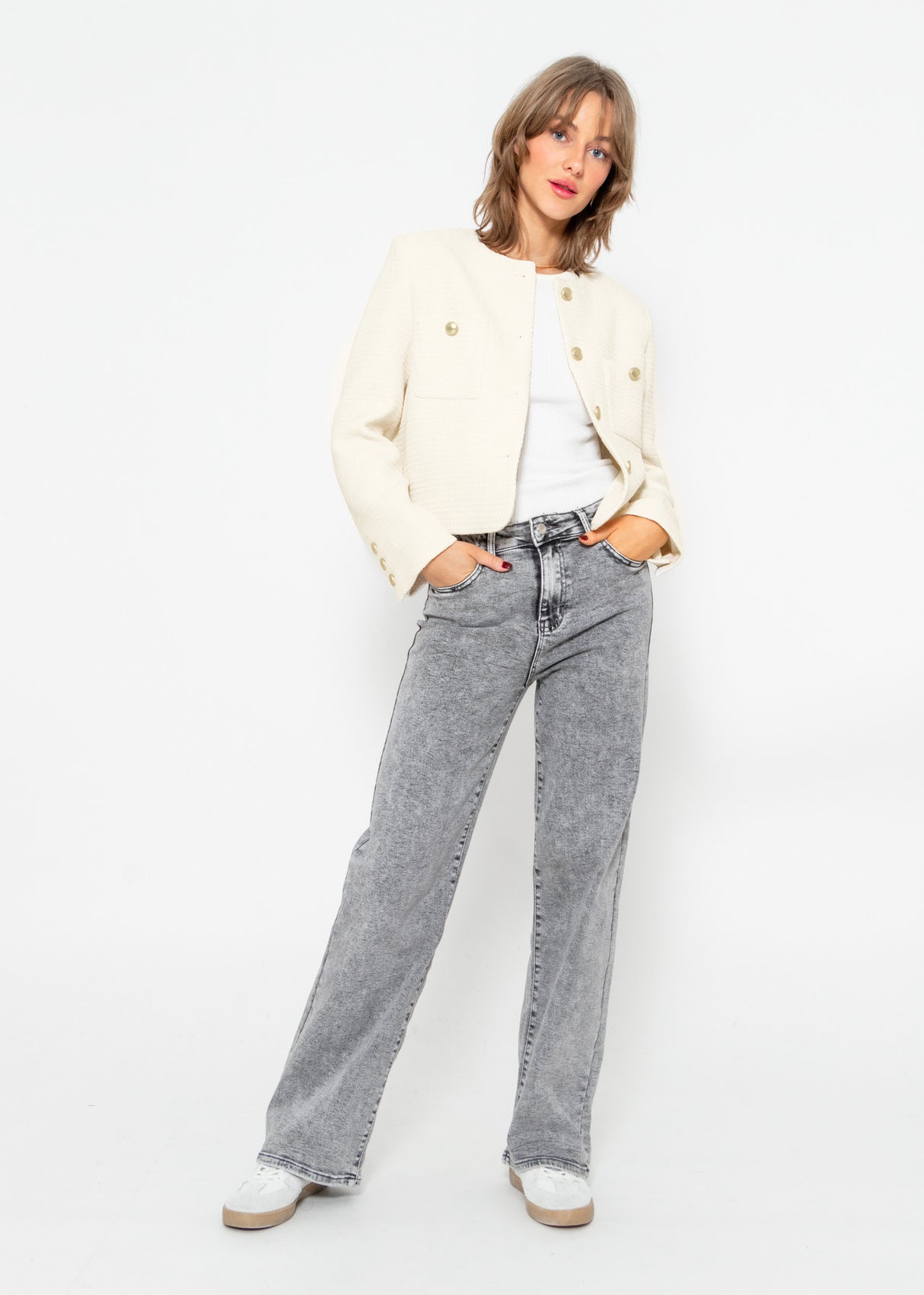 Kurze Jacke mit goldfarbenen Knöpfen - offwhite