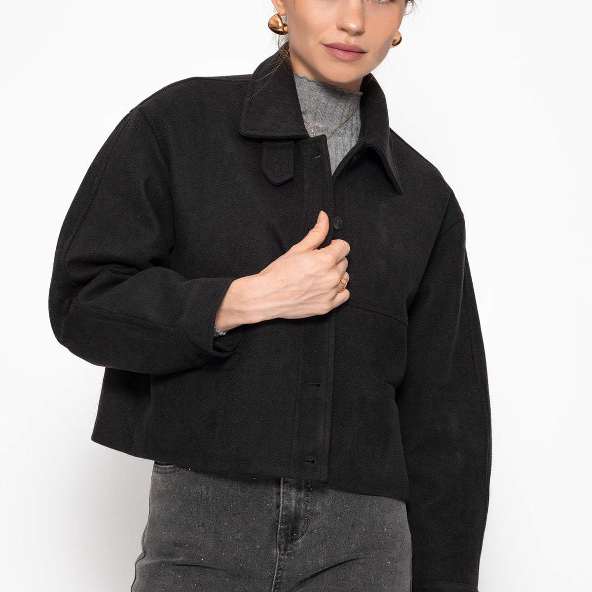 Kurze Jacke mit Innenfutter schwarz – SASSYCLASSY