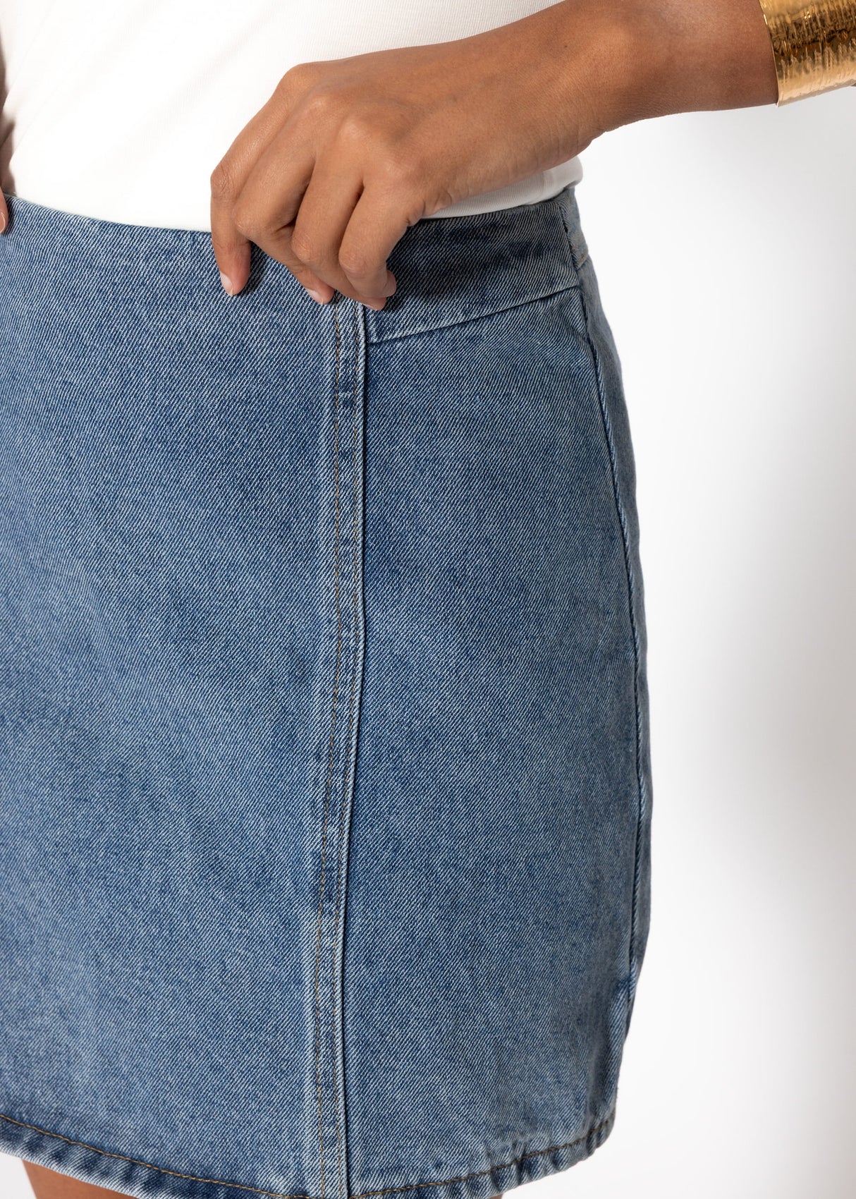 Kurzer Jeans Rock mit Teilungsnähten - hellblau