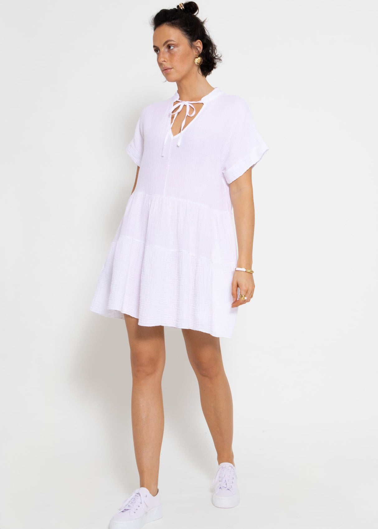 Short muslin dress with flounces - white