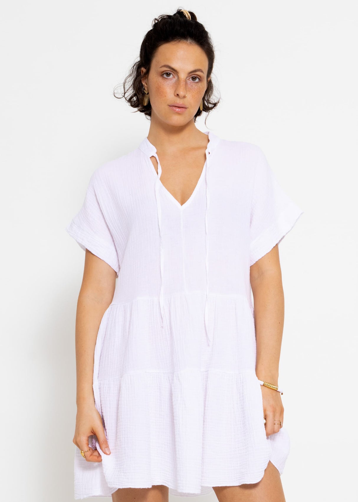 Short muslin dress with flounces - white
