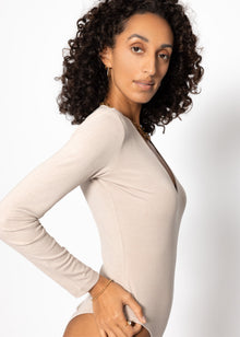 Langarm Body mit V-Ausschnitt - beige
