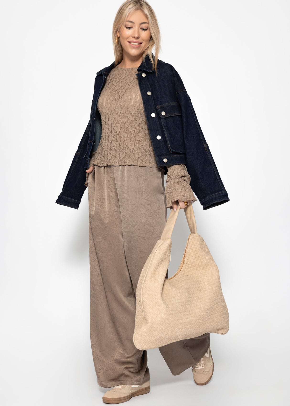 Long-sleeved lace top with flounced sleeves - taupe