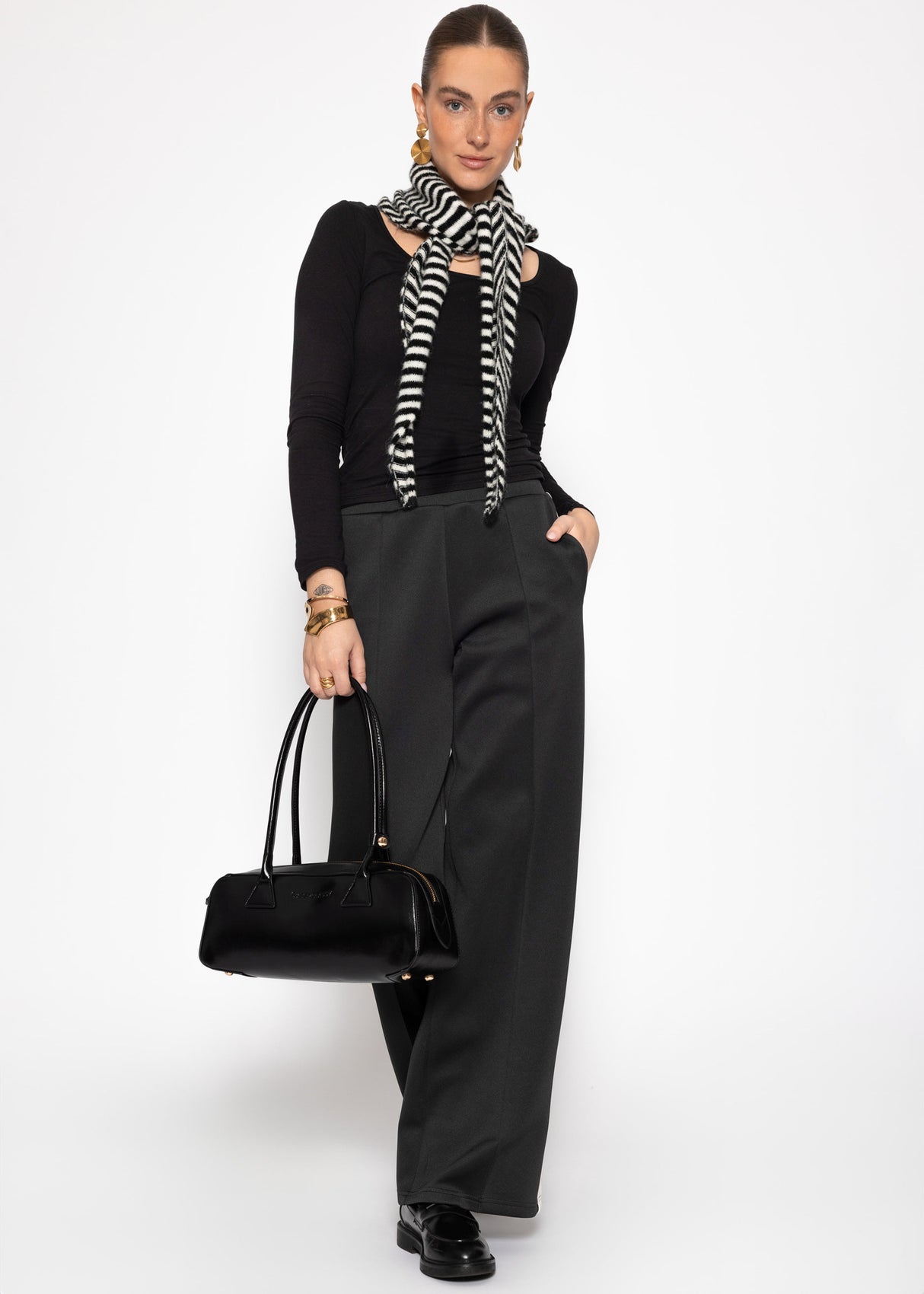 Langarmshirt mit Ausschnitt - schwarz